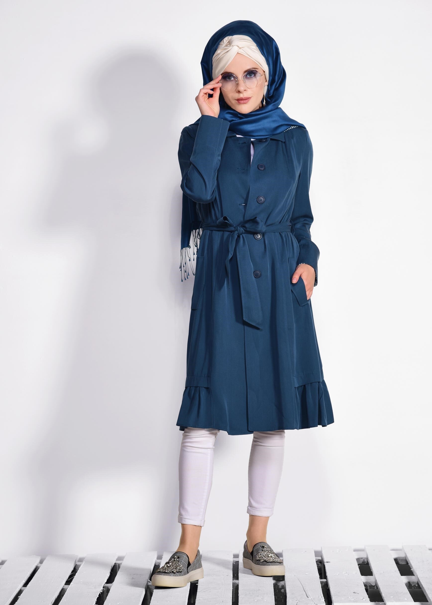 Tesettür giyim LACİVERT ETEK UCU PİLİSELİ KAPÜŞONLU TRENÇKOT 1192