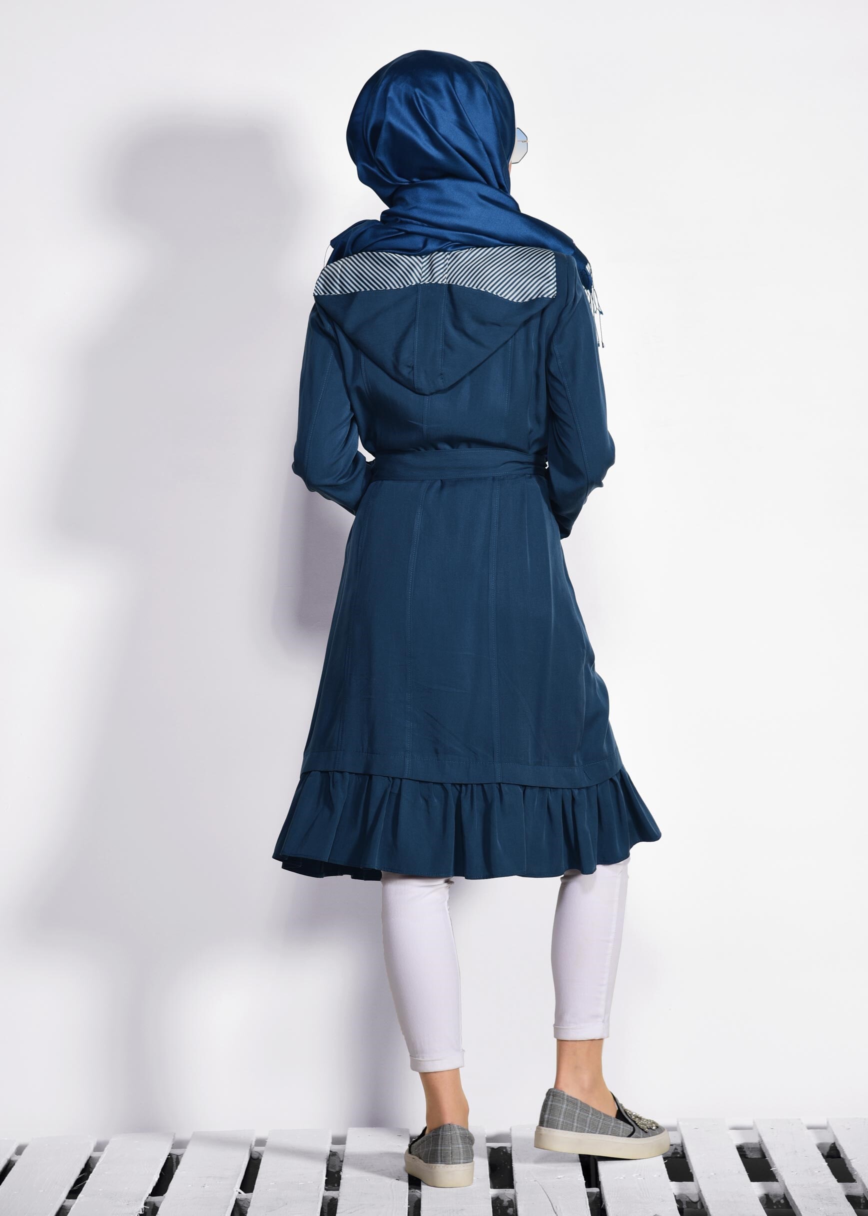 Tesettür giyim LACİVERT ETEK UCU PİLİSELİ KAPÜŞONLU TRENÇKOT 1192