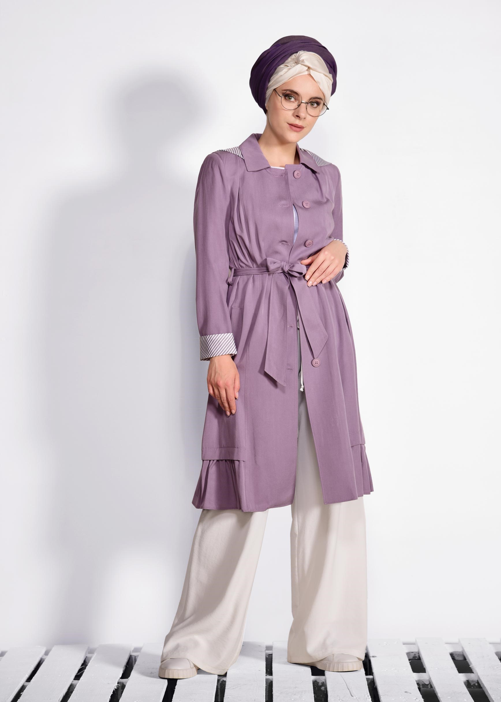 Tesettür giyim MOR ETEK UCU PİLİSELİ KAPÜŞONLU TRENÇKOT 1192