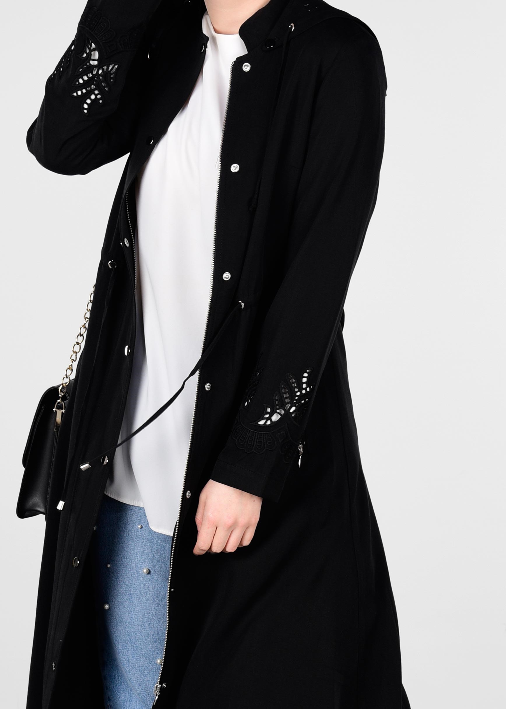 Tesettür giyim SİYAH KOLLARI NAKIŞLI TRENÇKOT 1204