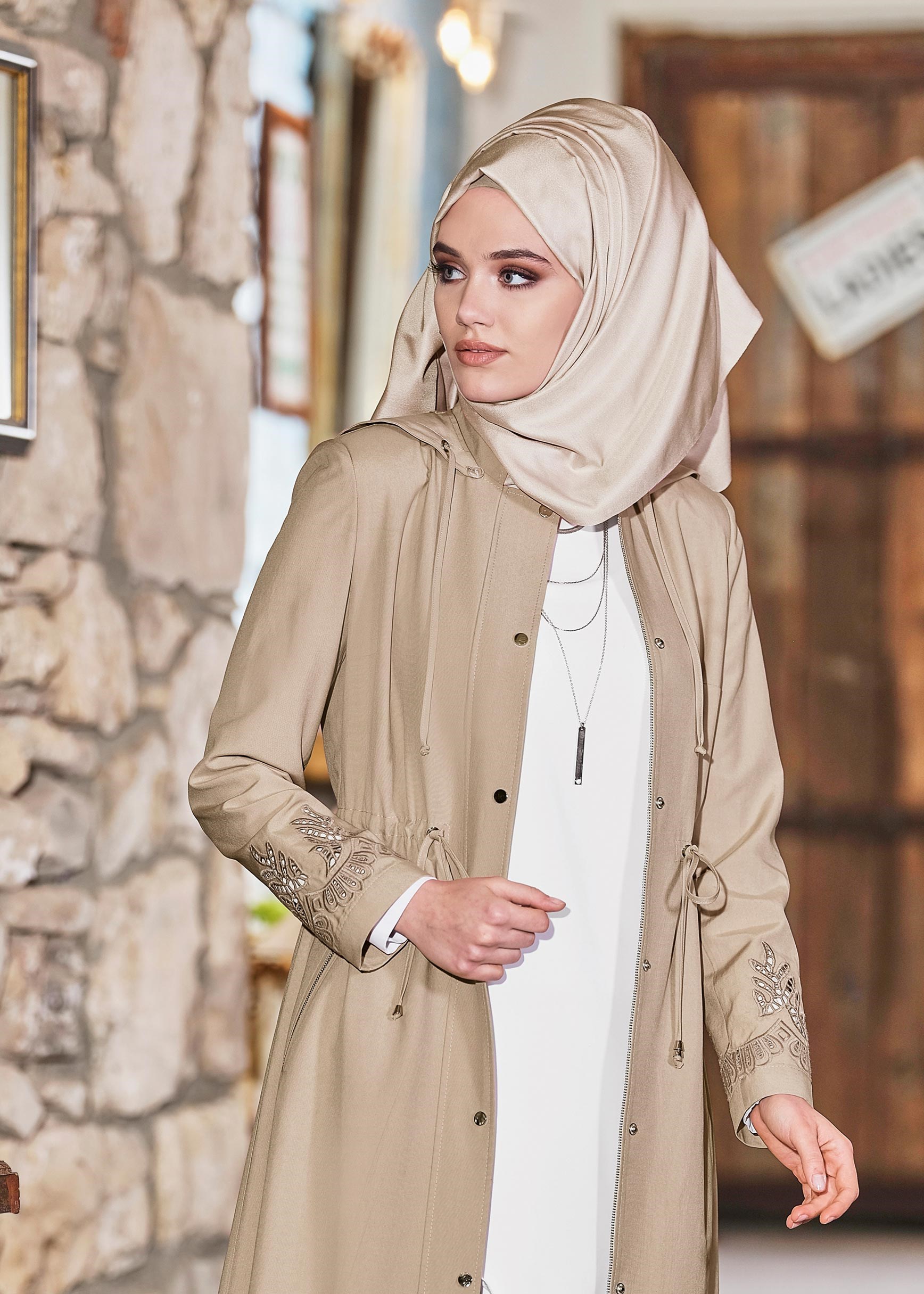 Tesettür giyim BEJ KOLLARI NAKIŞLI TRENÇKOT 1204