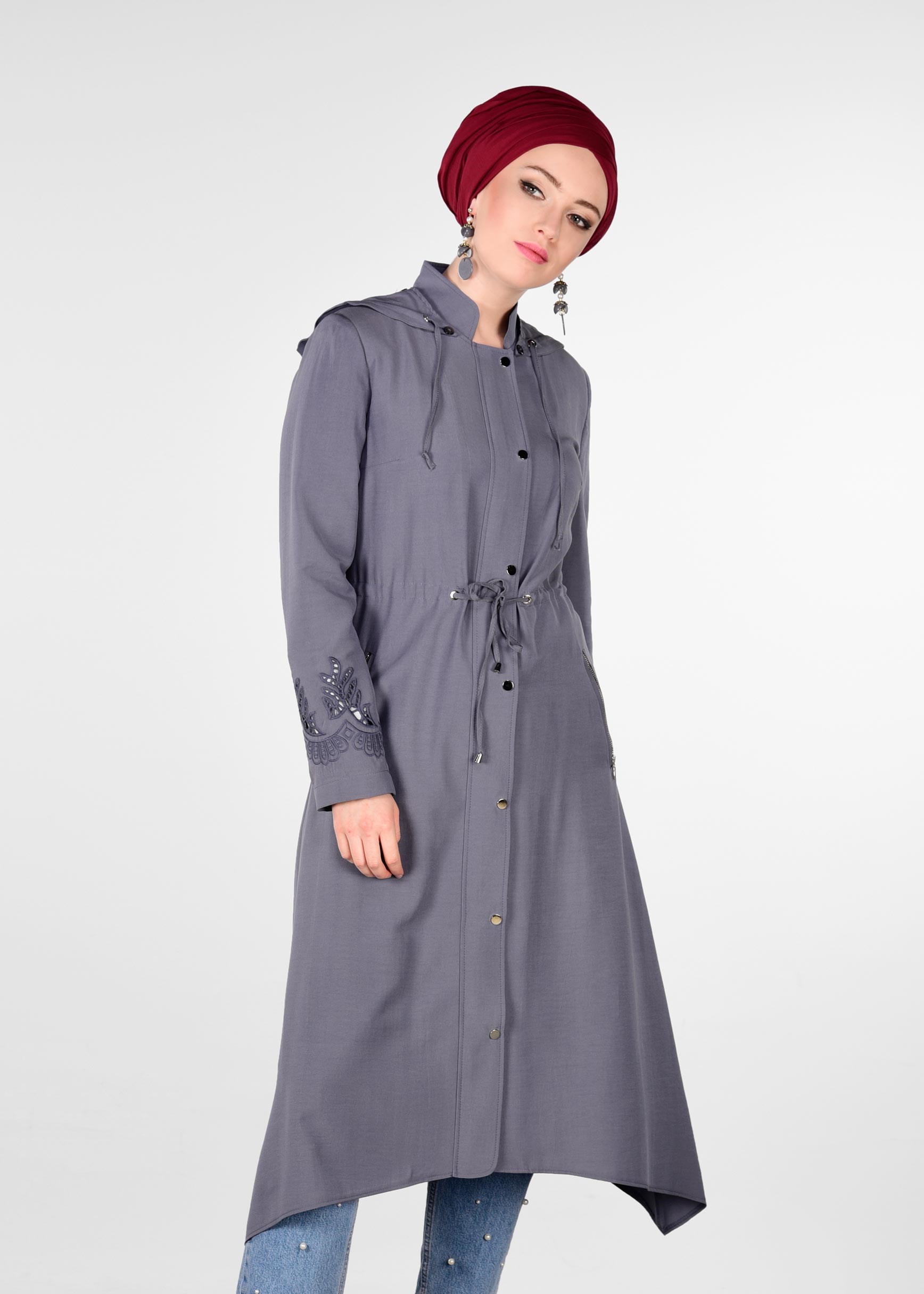 Tesettür giyim GRİ KOLLARI NAKIŞLI TRENÇKOT 1204