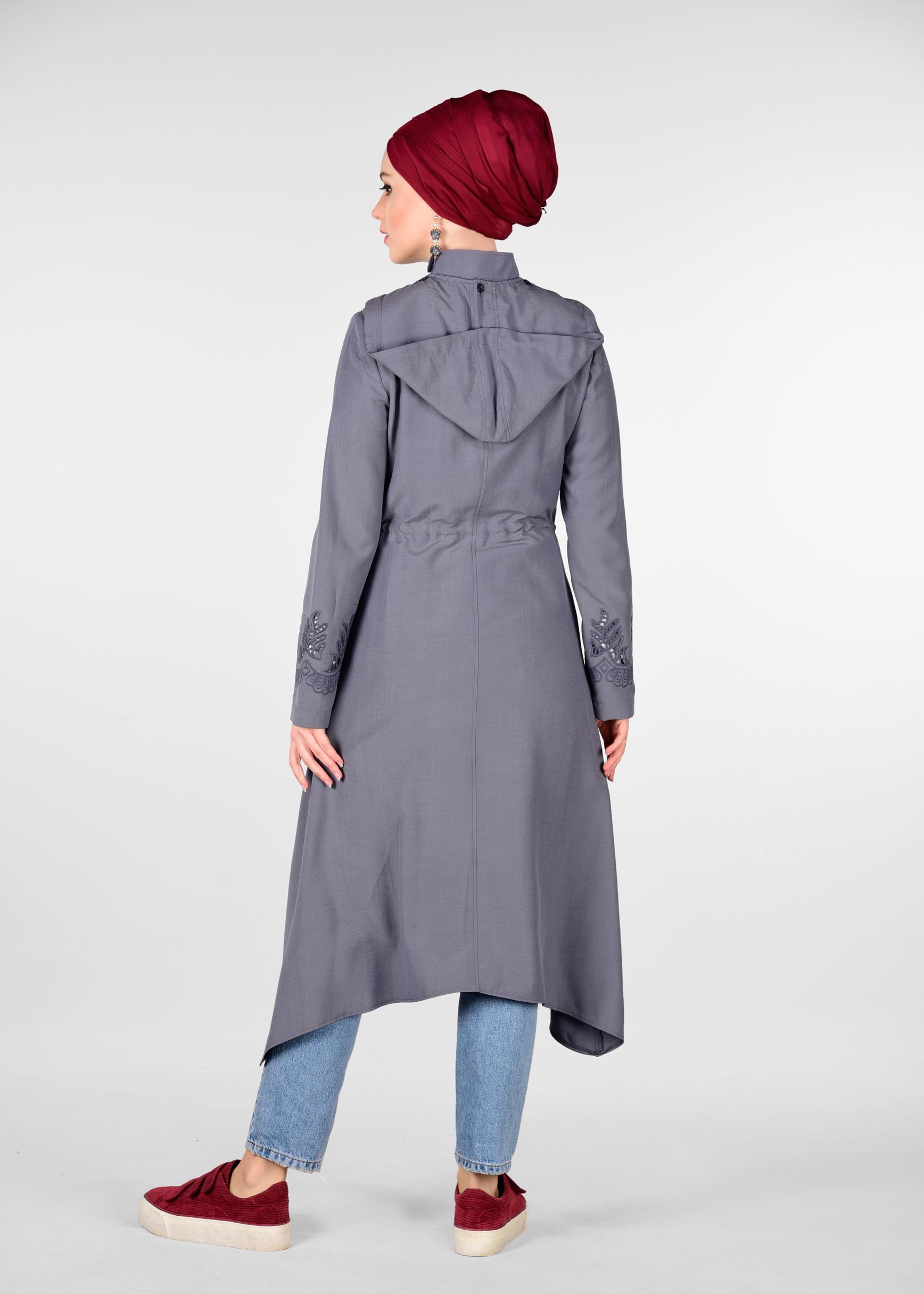 Tesettür giyim GRİ KOLLARI NAKIŞLI TRENÇKOT 1204