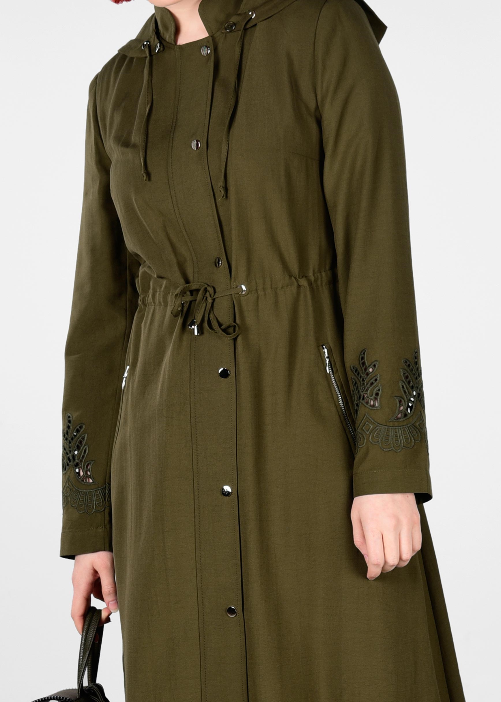 Tesettür giyim HAKİ KOLLARI NAKIŞLI TRENÇKOT 1204