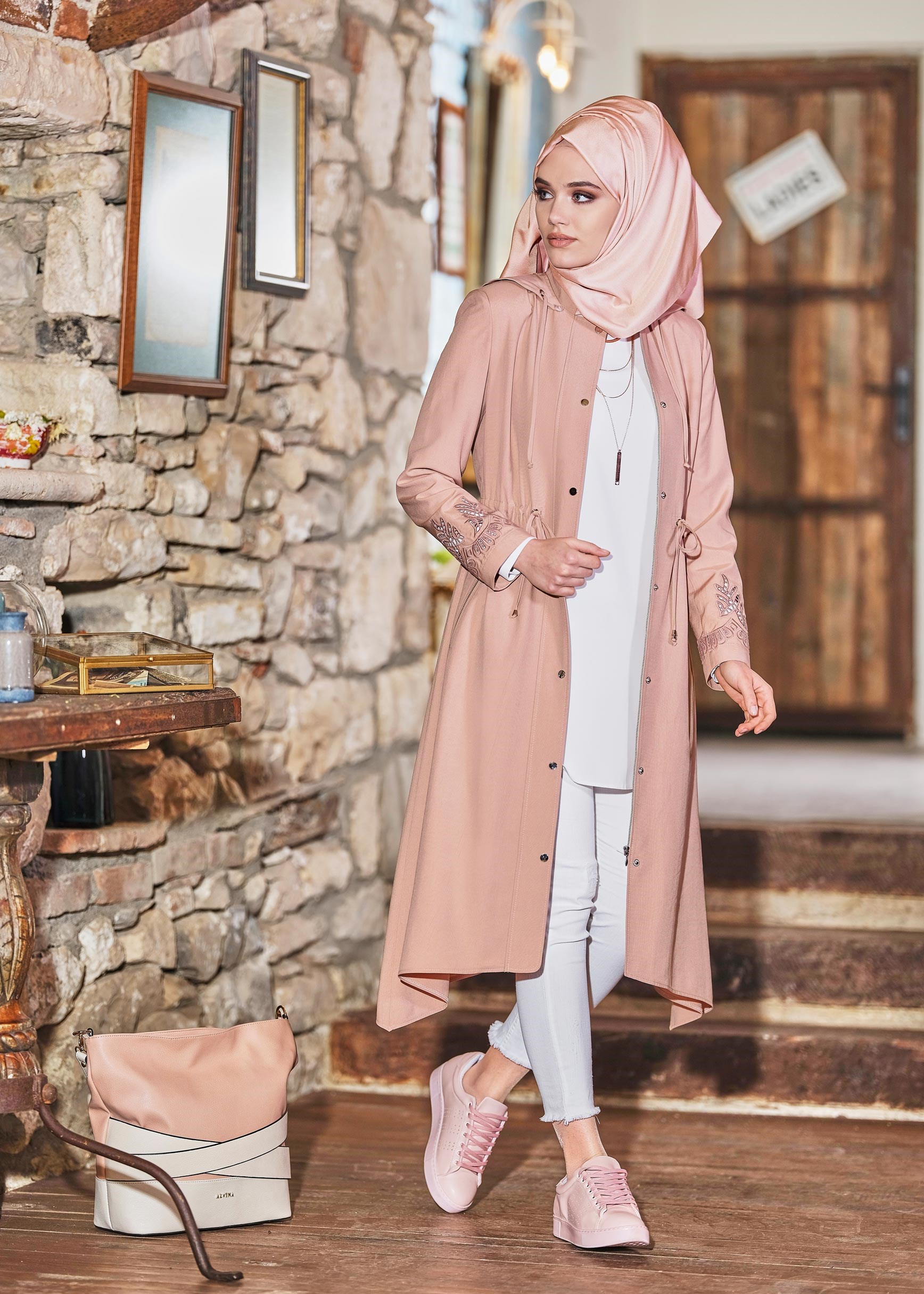 Tesettür giyim PUDRA KOLLARI NAKIŞLI TRENÇKOT 1204