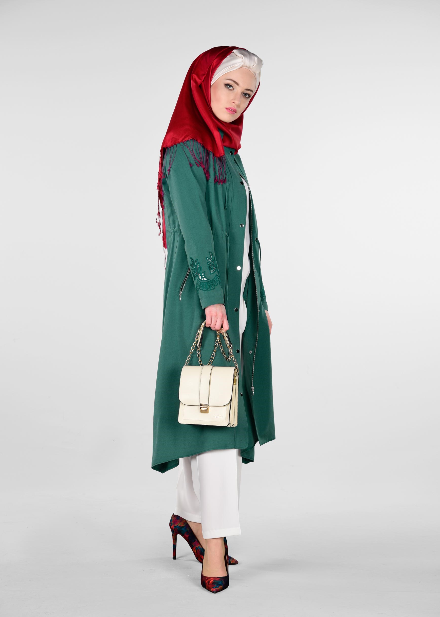 Tesettür giyim YEŞİL KOLLARI NAKIŞLI TRENÇKOT 1204