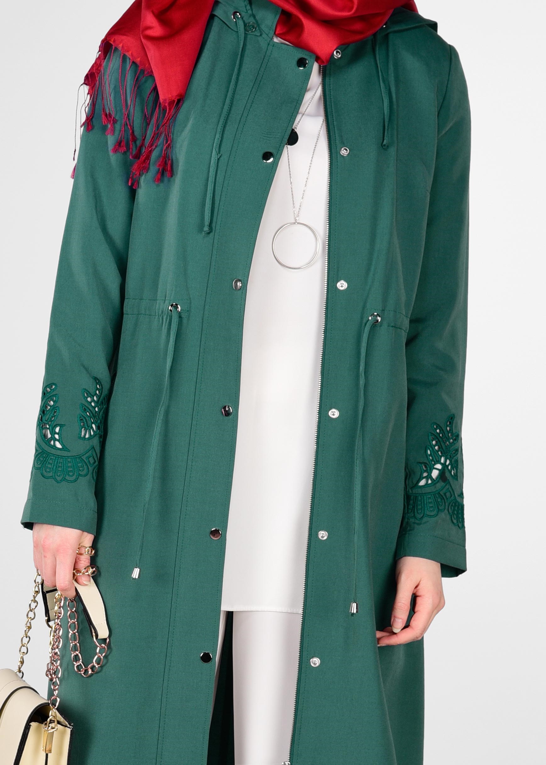 Tesettür giyim YEŞİL KOLLARI NAKIŞLI TRENÇKOT 1204