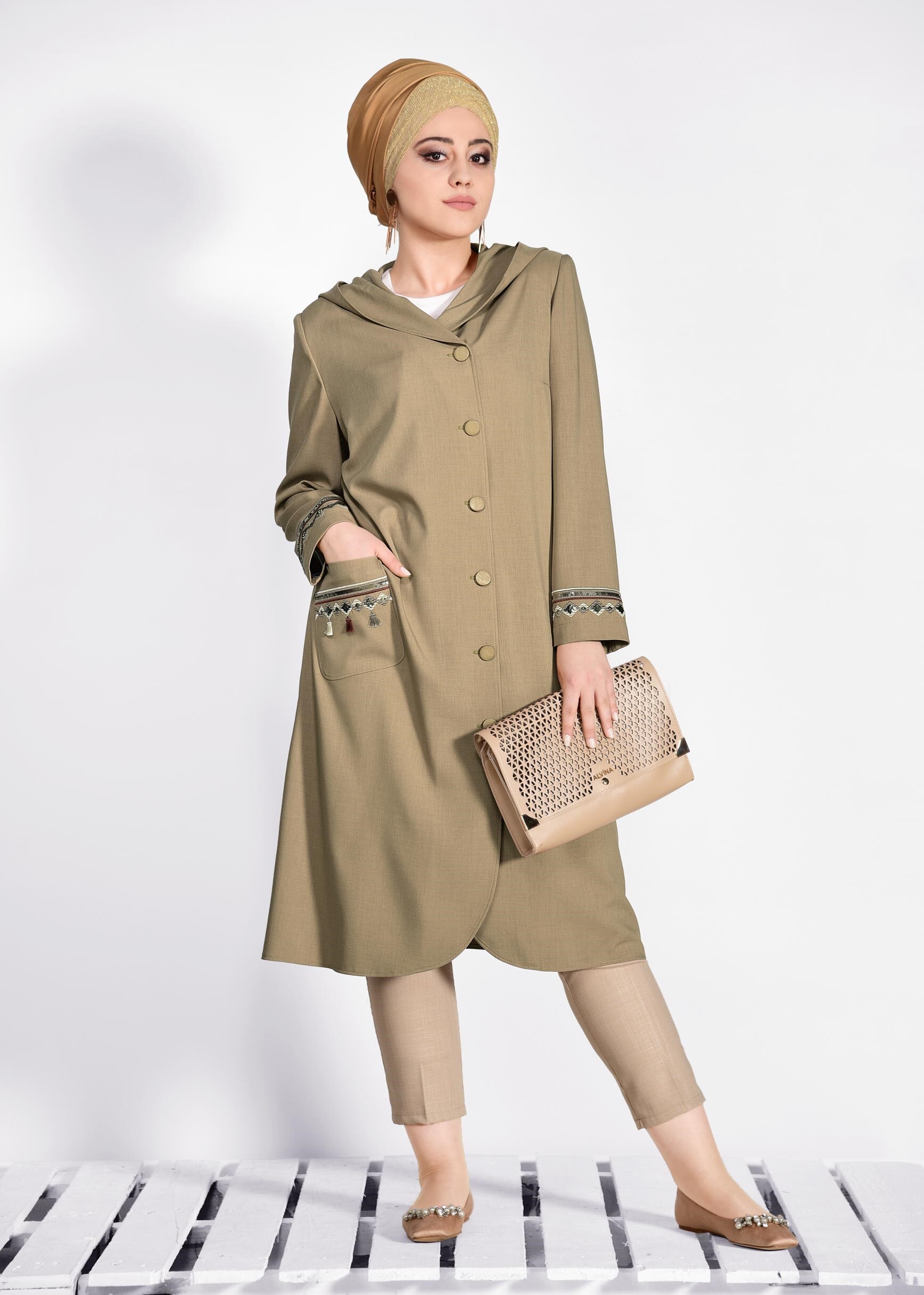 Tesettür giyim BEJ NAKIŞ DETAYLI TRENCKOT 1208