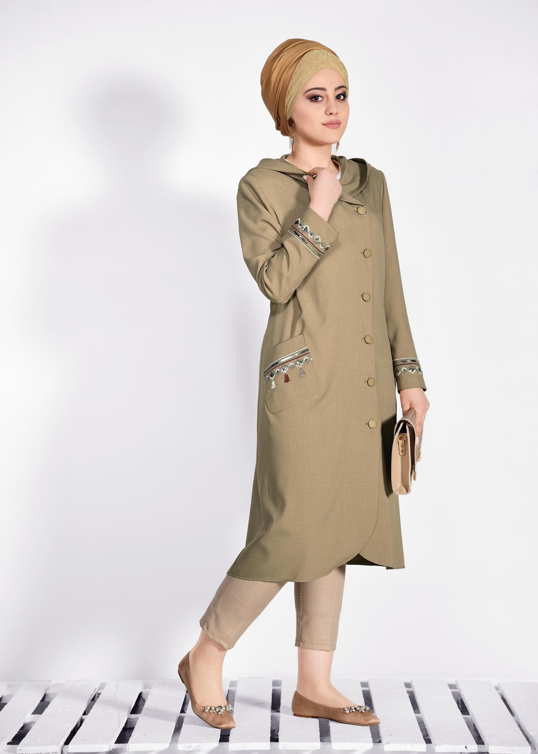 Tesettür giyim BEJ NAKIŞ DETAYLI TRENCKOT 1208