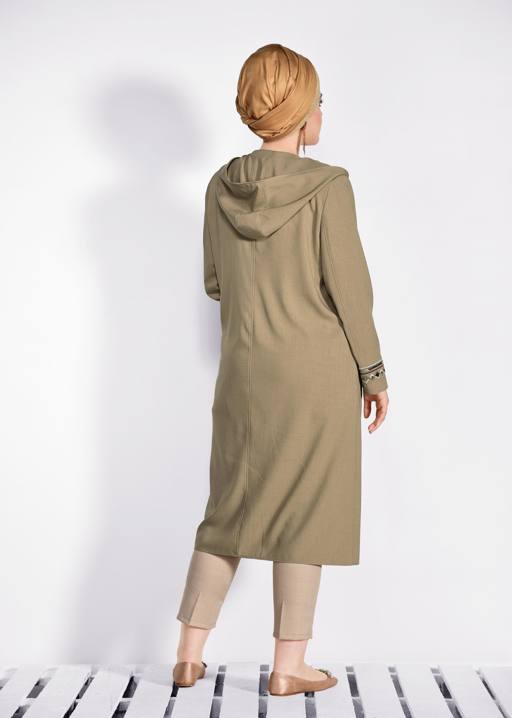 Tesettür giyim BEJ NAKIŞ DETAYLI TRENCKOT 1208