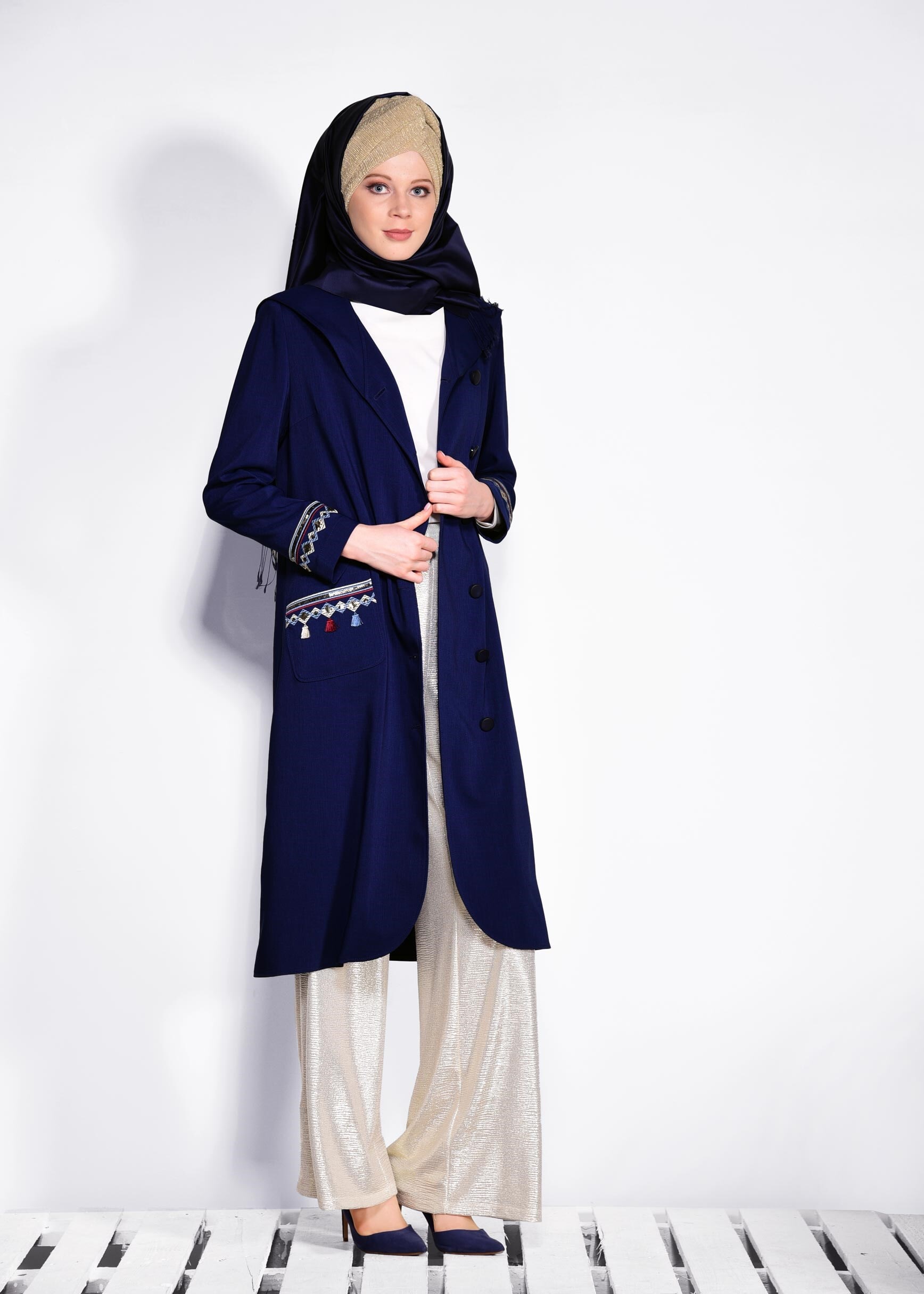 Tesettür giyim LACİVERT NAKIŞ DETAYLI TRENCKOT 1208