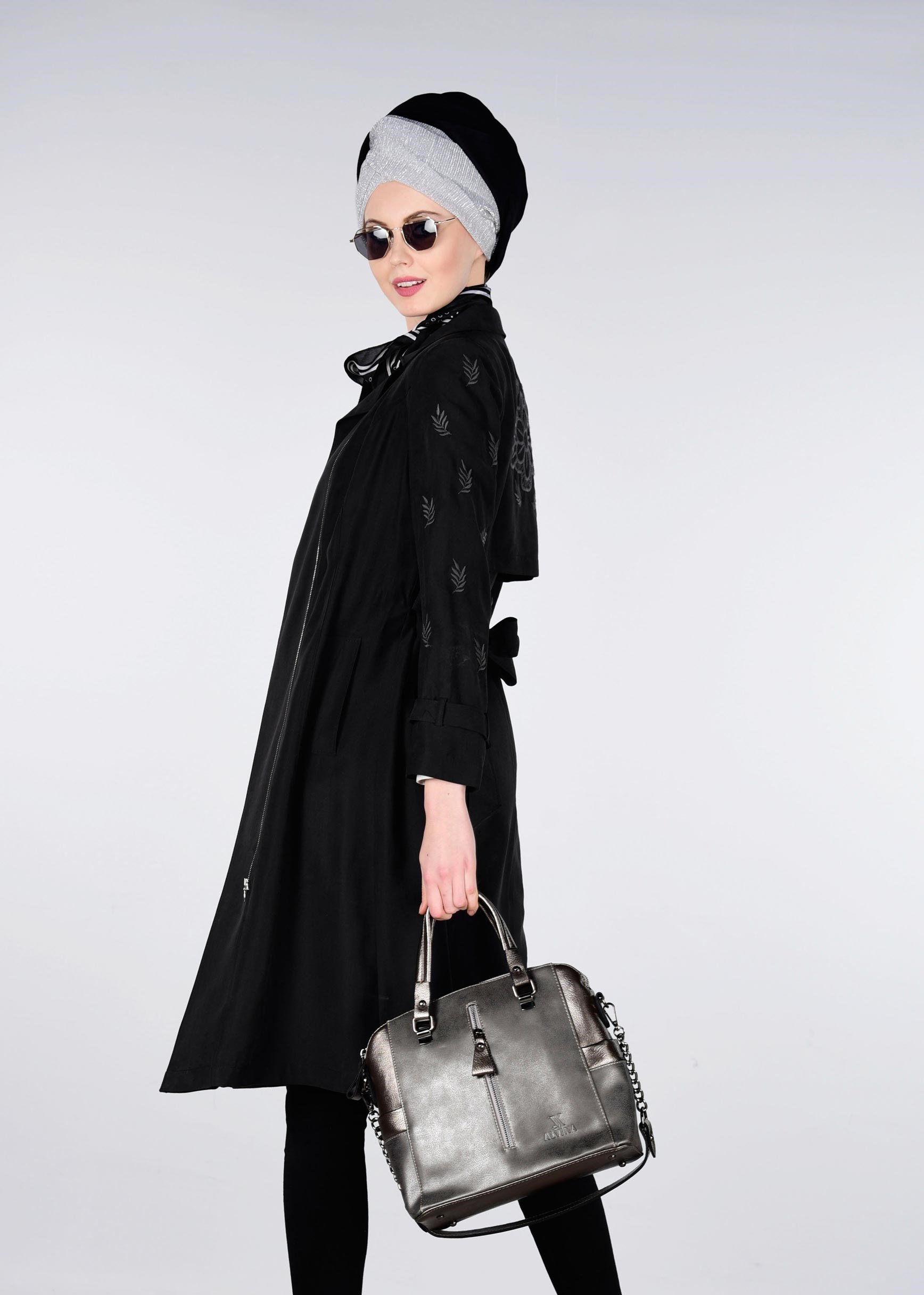 Tesettür giyim SİYAH NAKIŞLI TRENÇKOT 1215