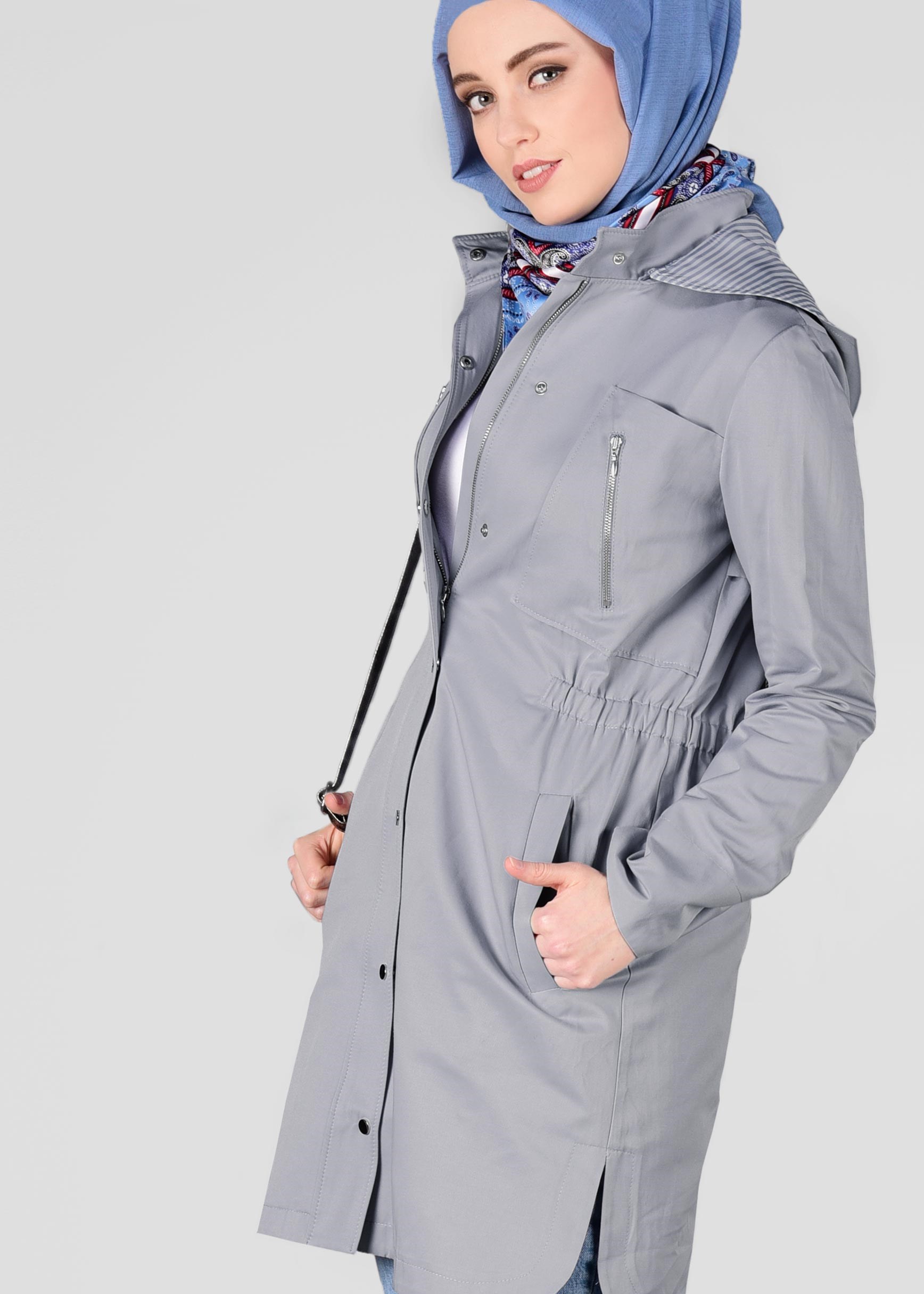 Tesettür giyim GRİ KAPÜŞONLU BELİ BÜZGÜLÜ TRENÇKOT 1217