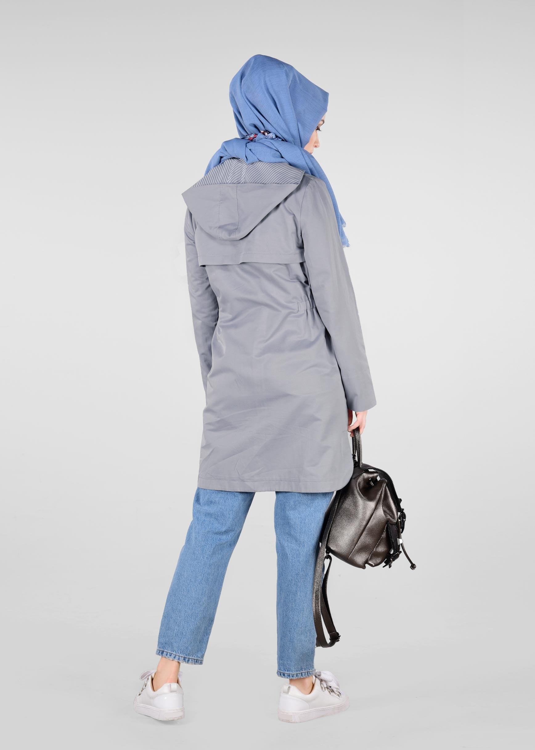 Tesettür giyim GRİ KAPÜŞONLU BELİ BÜZGÜLÜ TRENÇKOT 1217