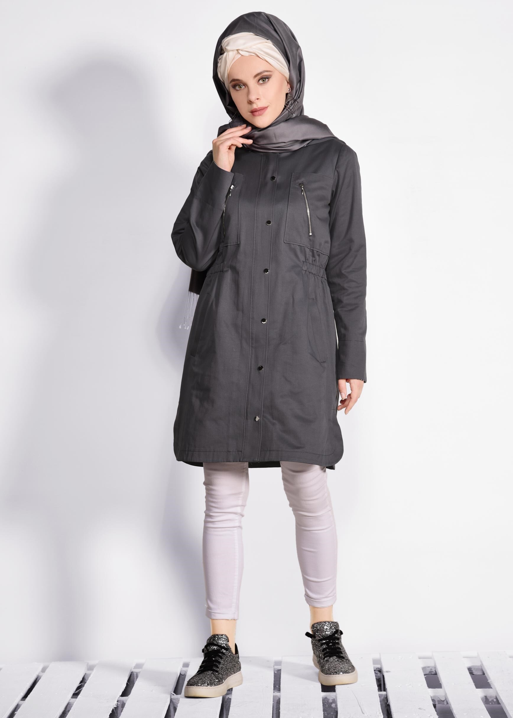 Tesettür giyim GRİ KAPÜŞONLU BELİ BÜZGÜLÜ TRENÇKOT 1217