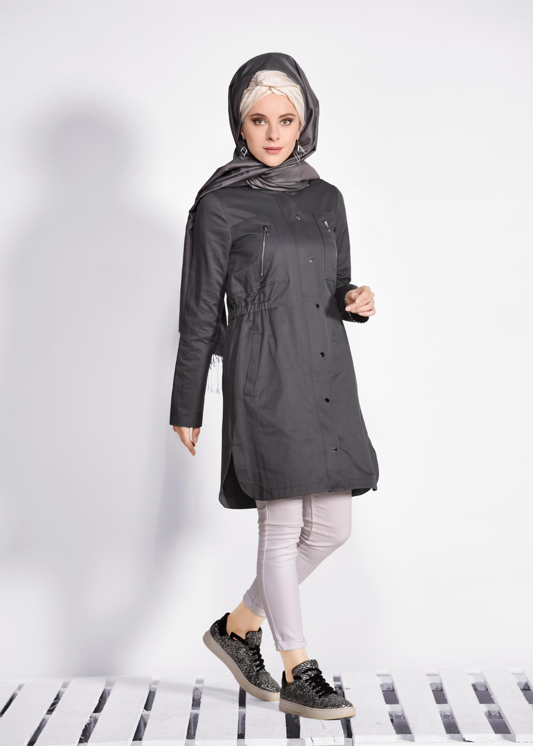 Tesettür giyim GRİ KAPÜŞONLU BELİ BÜZGÜLÜ TRENÇKOT 1217