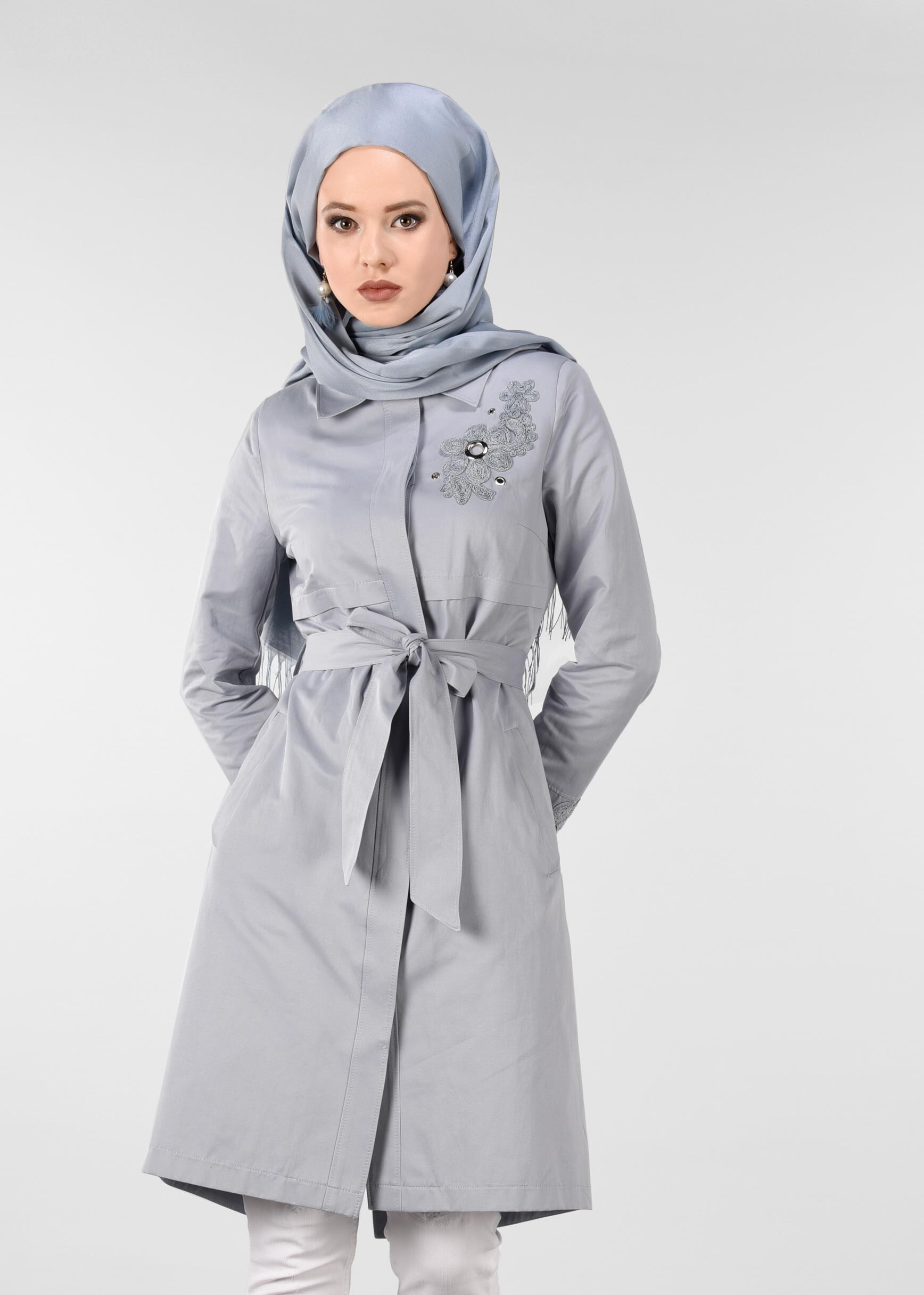 Tesettür giyim GRİ NAKIŞLI GİZLİ DÜĞMELİ TRENÇKOT 1221