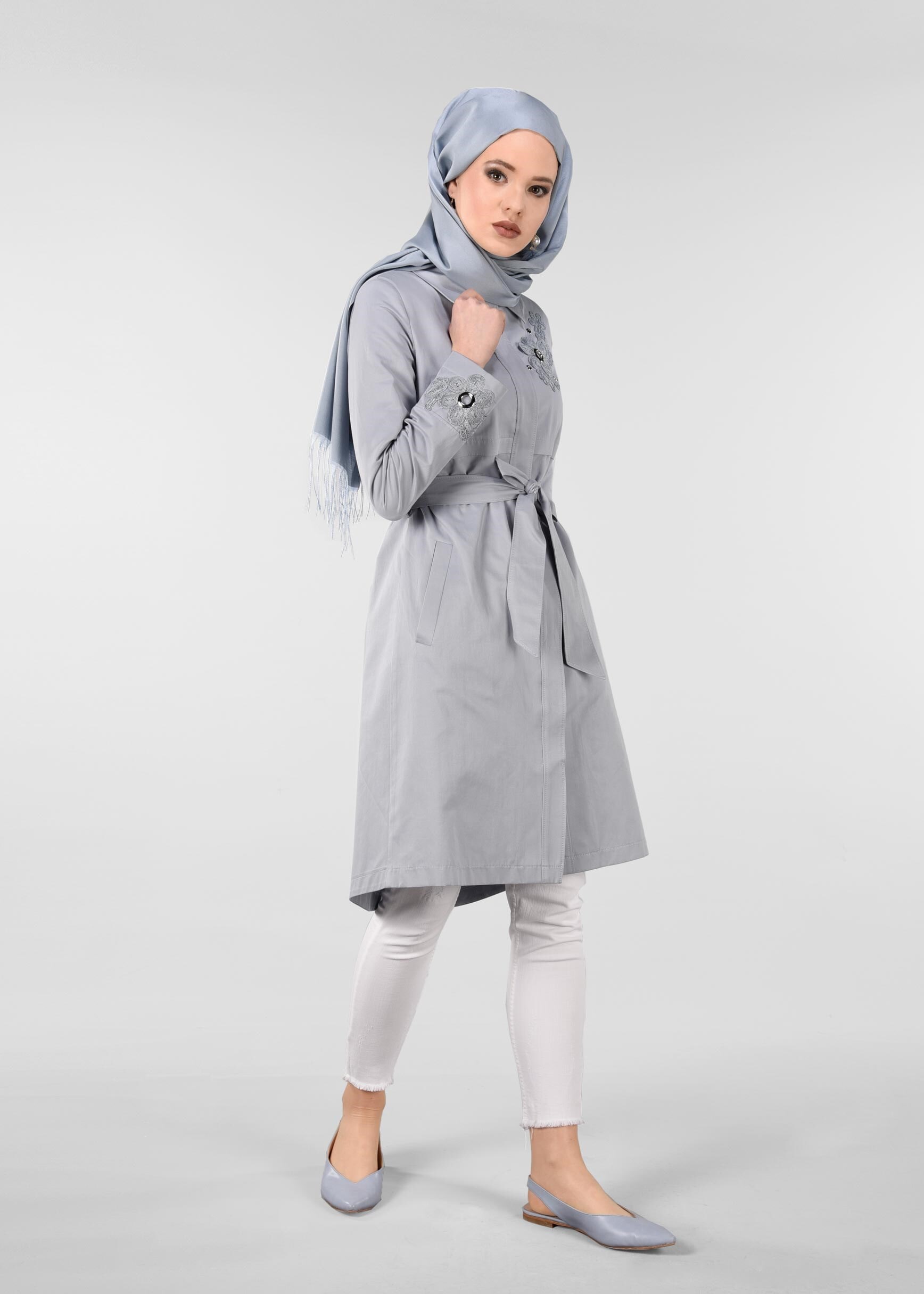 Tesettür giyim GRİ NAKIŞLI GİZLİ DÜĞMELİ TRENÇKOT 1221