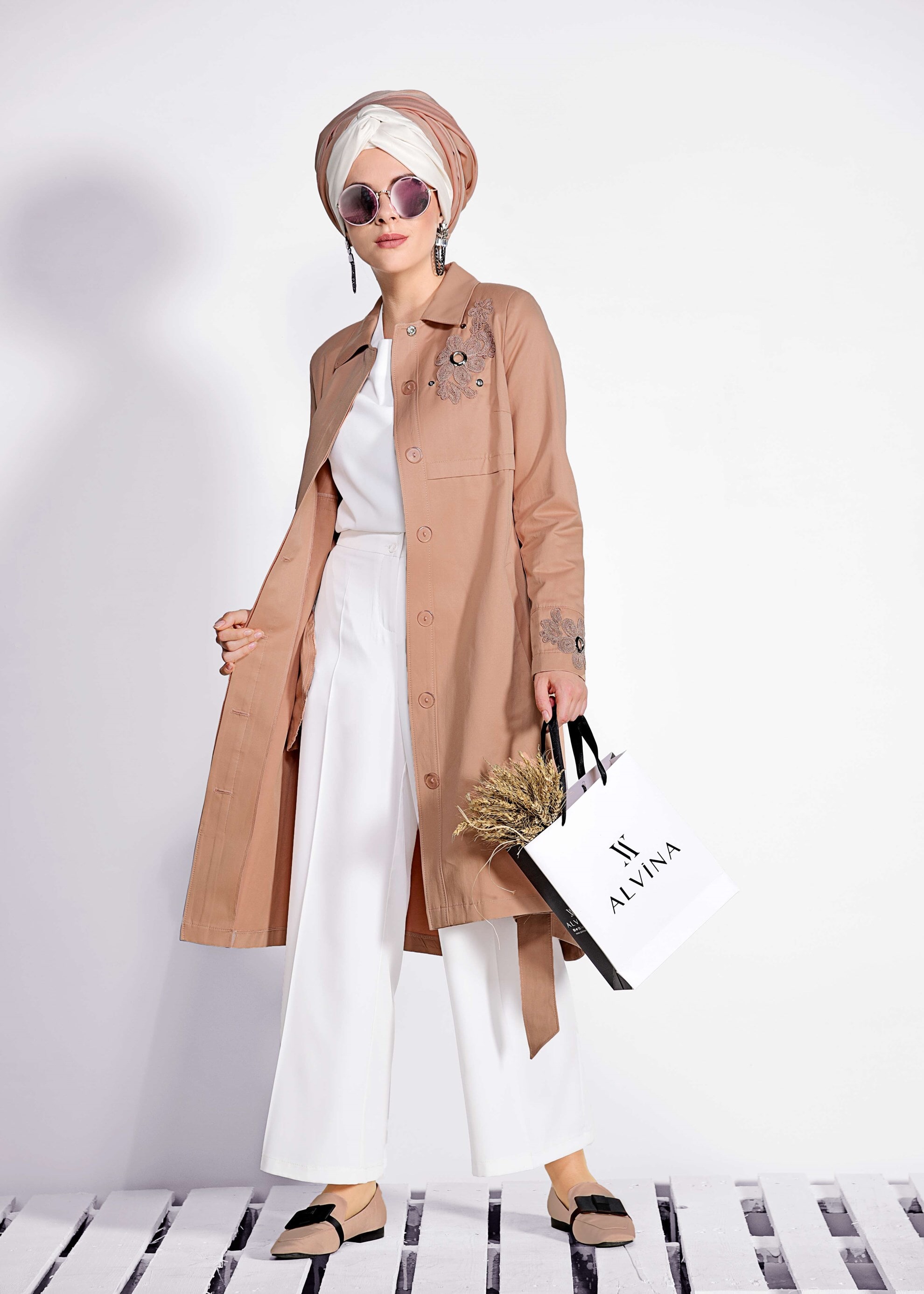 Tesettür giyim PUDRA NAKIŞLI GİZLİ DÜĞMELİ TRENÇKOT 1221