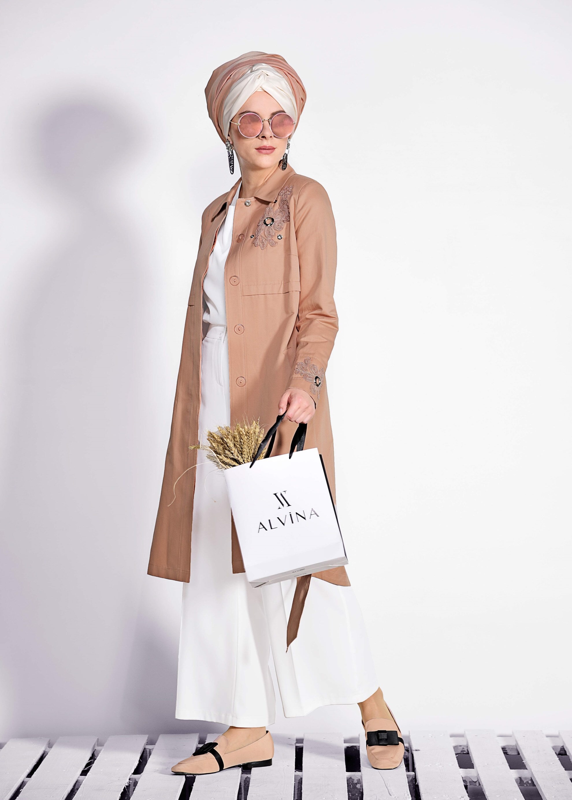 Tesettür giyim PUDRA NAKIŞLI GİZLİ DÜĞMELİ TRENÇKOT 1221