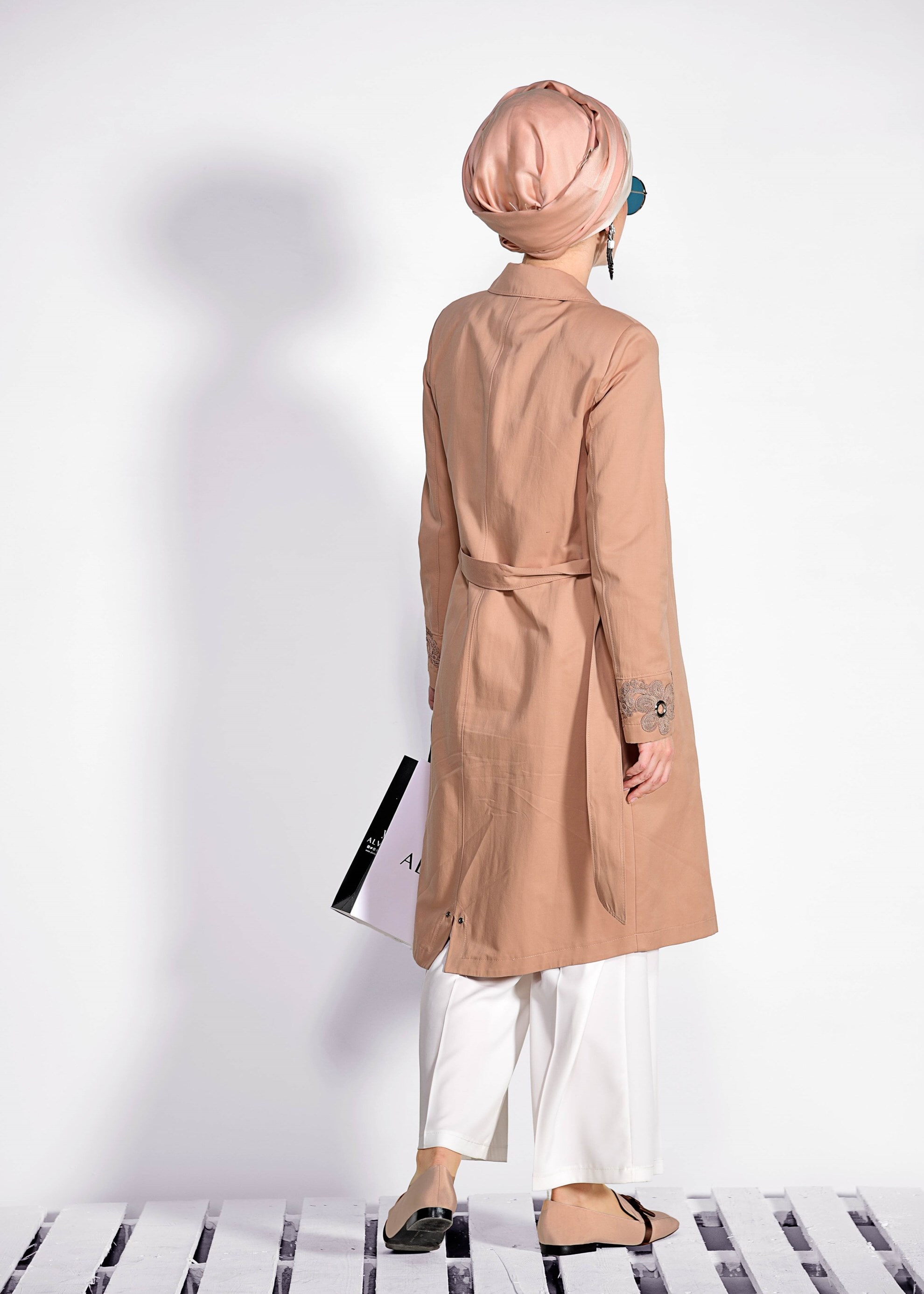 Tesettür giyim PUDRA NAKIŞLI GİZLİ DÜĞMELİ TRENÇKOT 1221