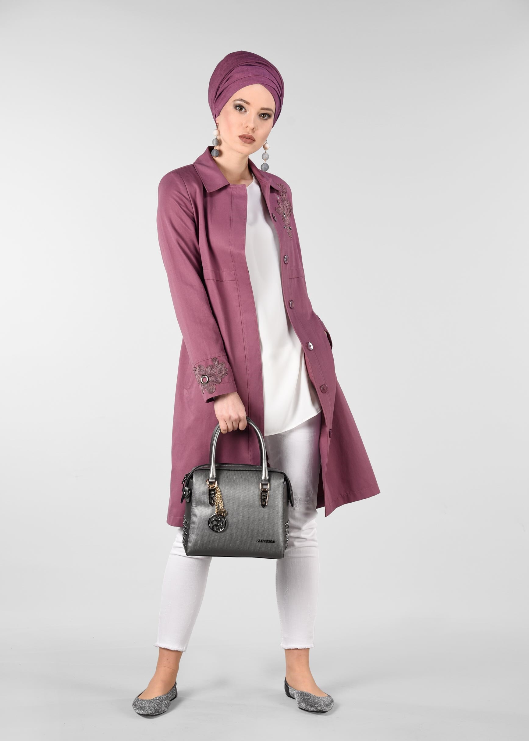 Tesettür giyim PEMBE NAKIŞLI GİZLİ DÜĞMELİ TRENÇKOT 1221