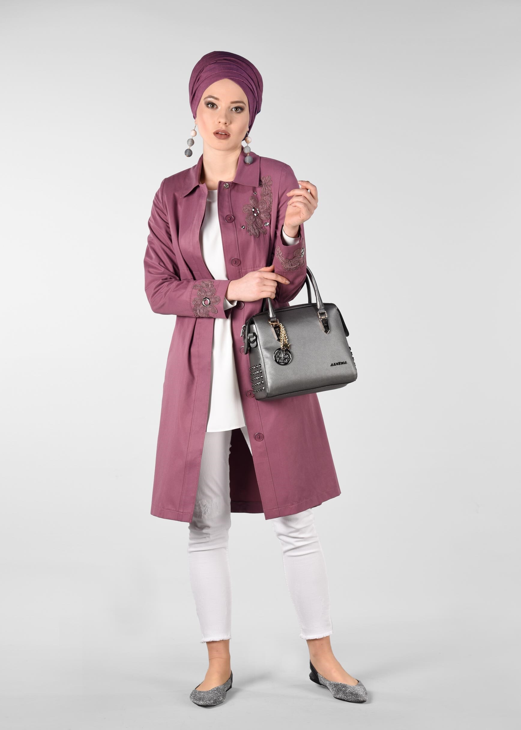 Tesettür giyim PEMBE NAKIŞLI GİZLİ DÜĞMELİ TRENÇKOT 1221