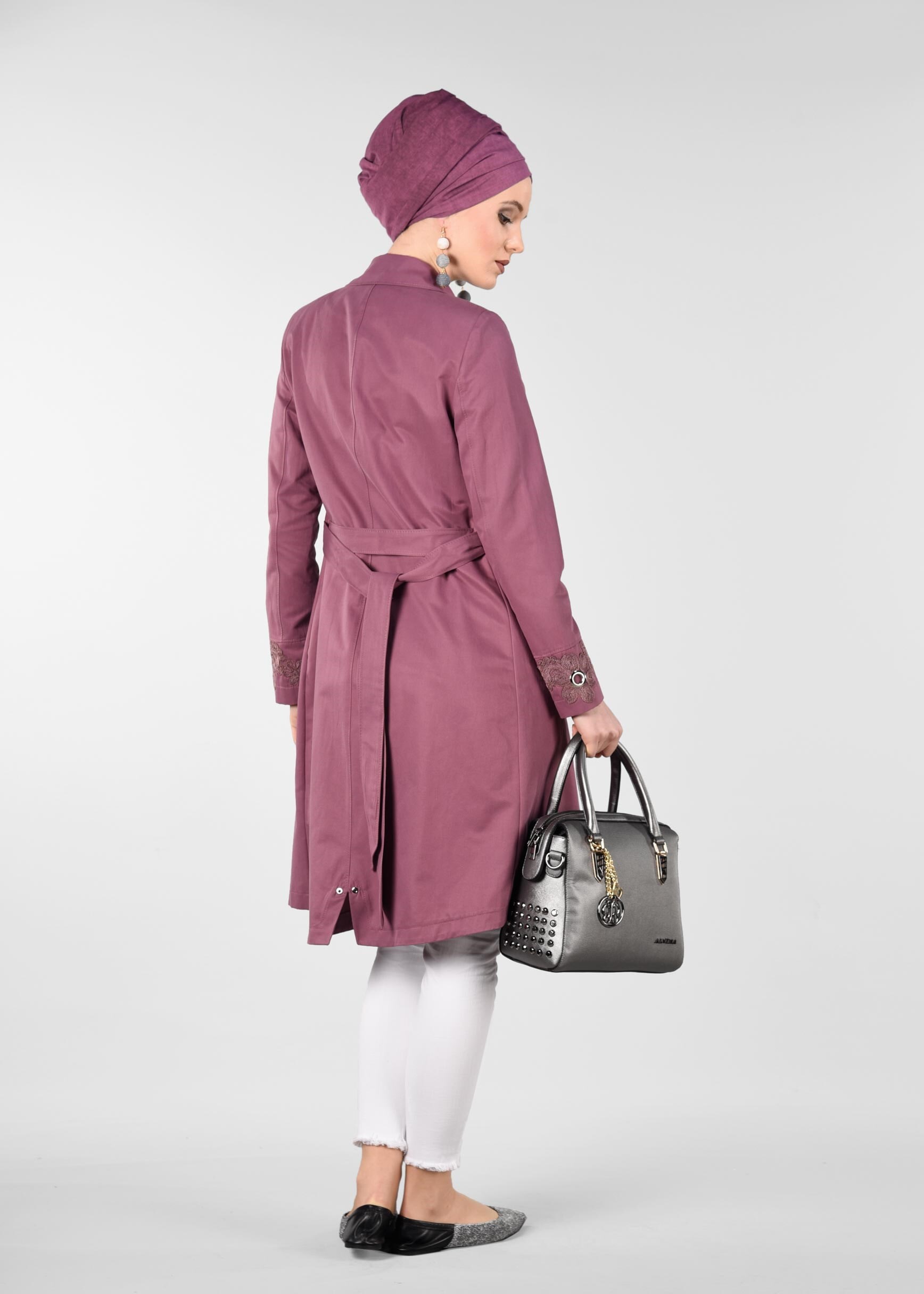 Tesettür giyim PEMBE NAKIŞLI GİZLİ DÜĞMELİ TRENÇKOT 1221