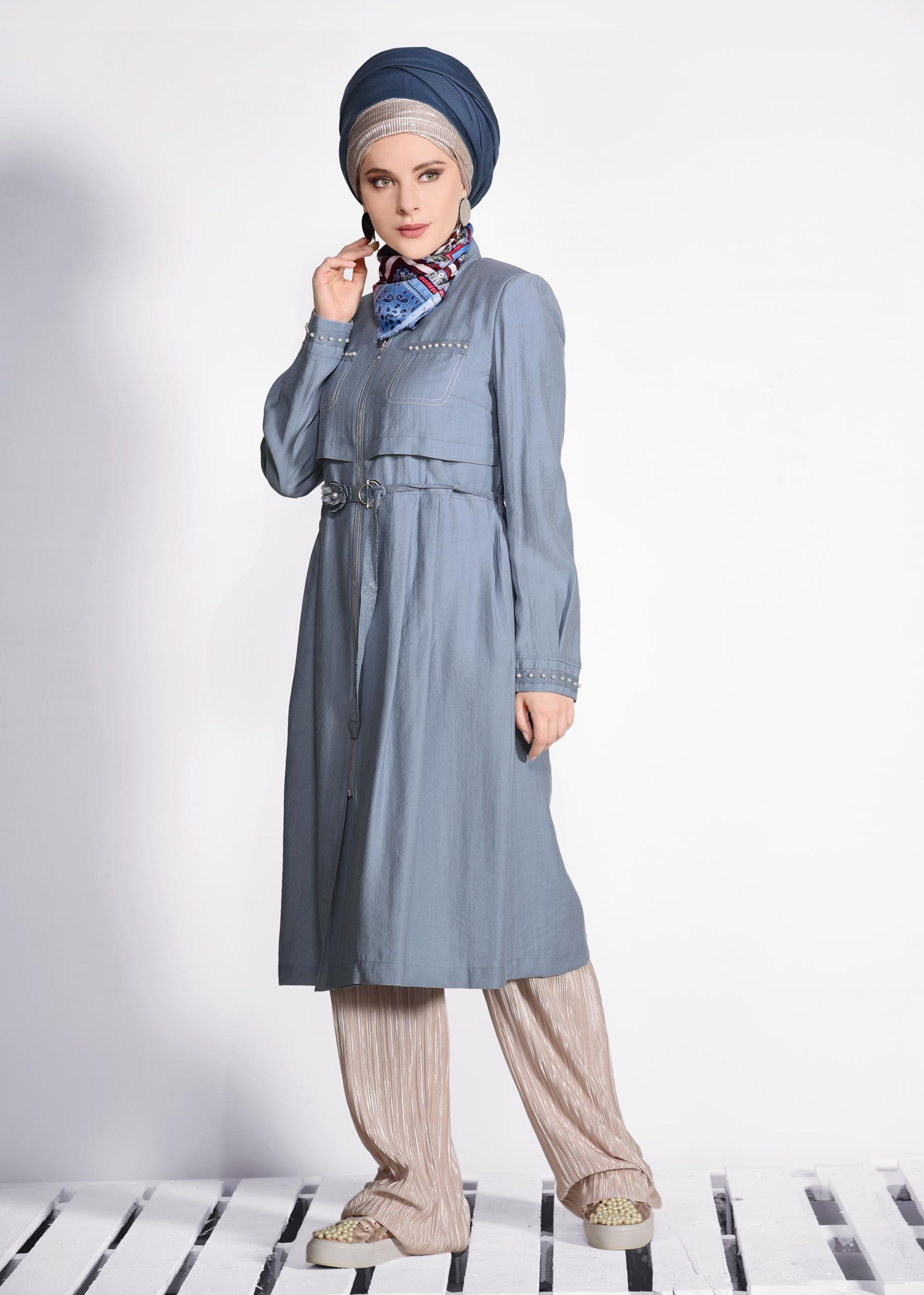 Tesettür giyim MAVİ KEMERLİ İNCİ DETAYLI TRENÇKOT 1232
