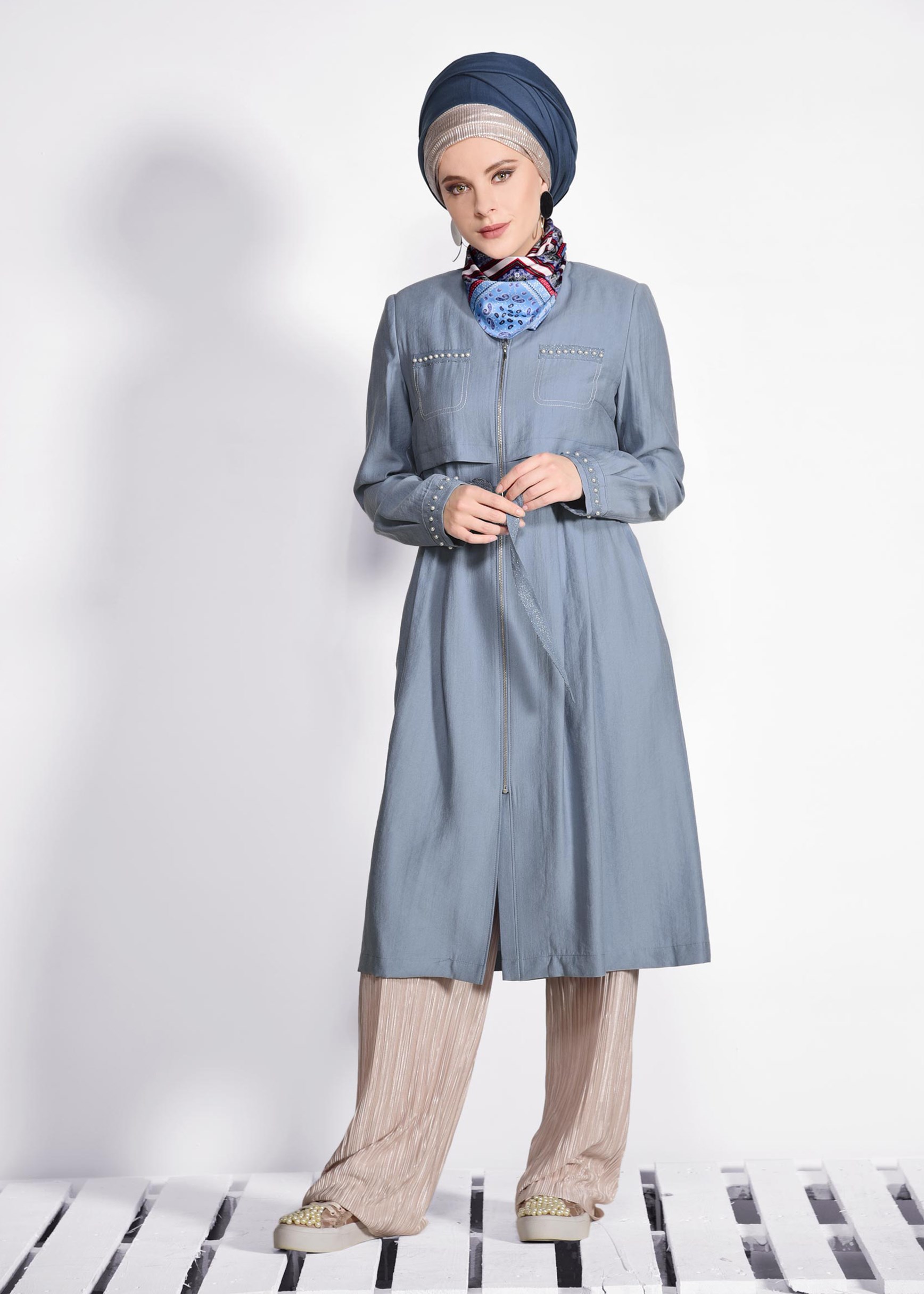 Tesettür giyim MAVİ KEMERLİ İNCİ DETAYLI TRENÇKOT 1232