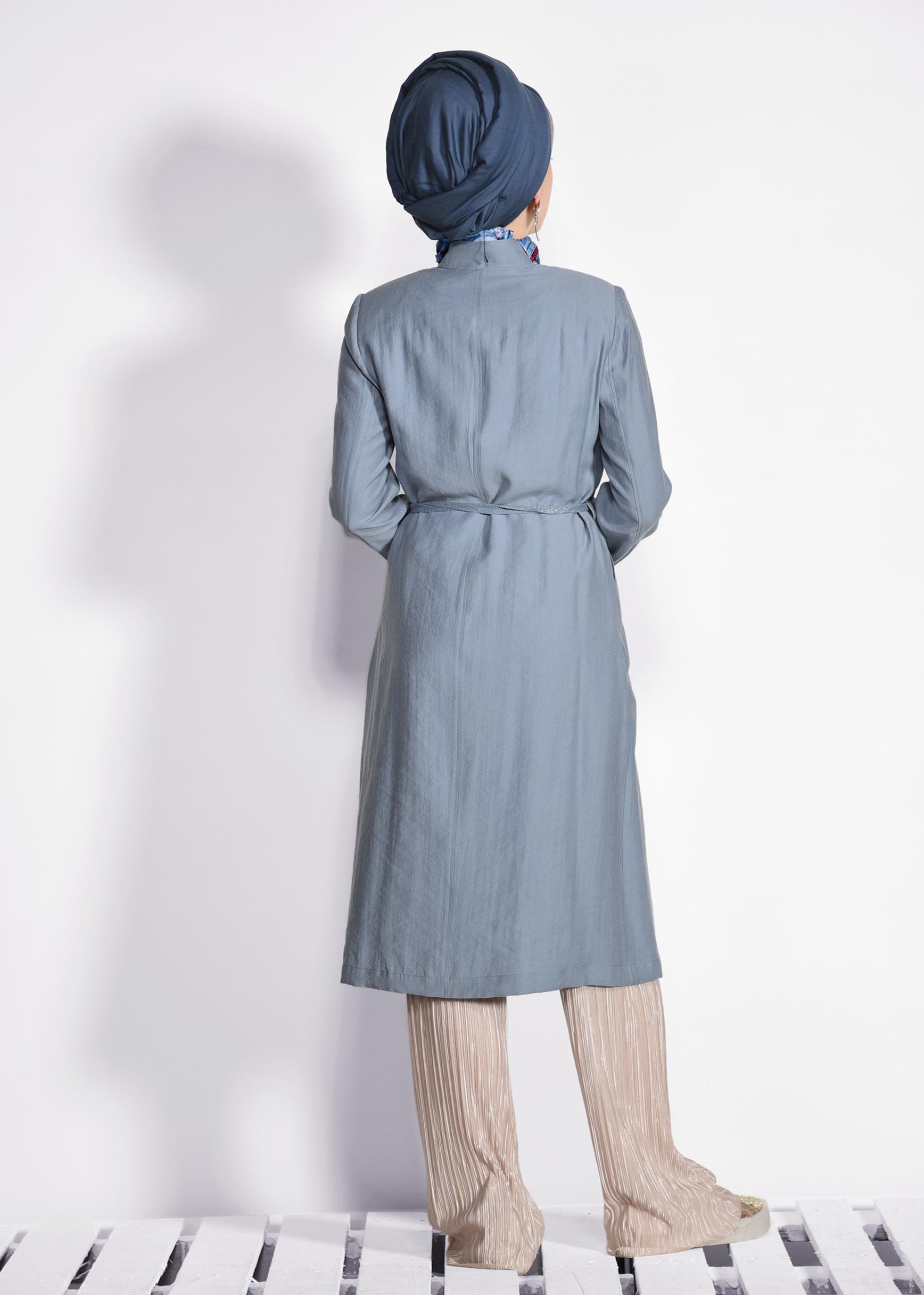 Tesettür giyim MAVİ KEMERLİ İNCİ DETAYLI TRENÇKOT 1232