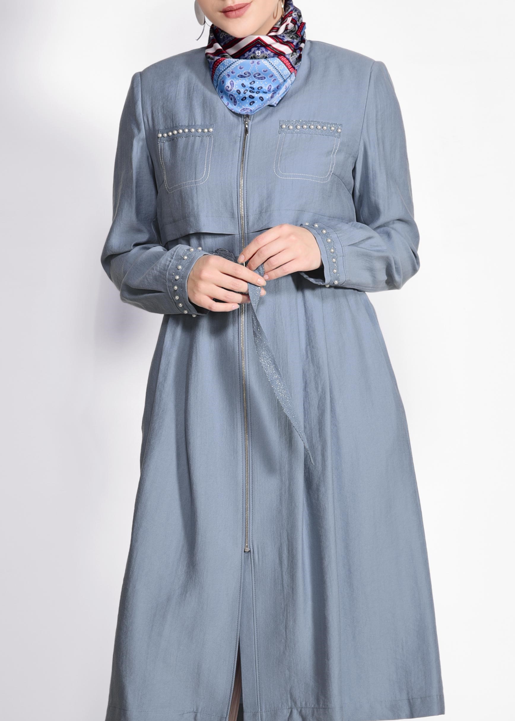 Tesettür giyim MAVİ KEMERLİ İNCİ DETAYLI TRENÇKOT 1232