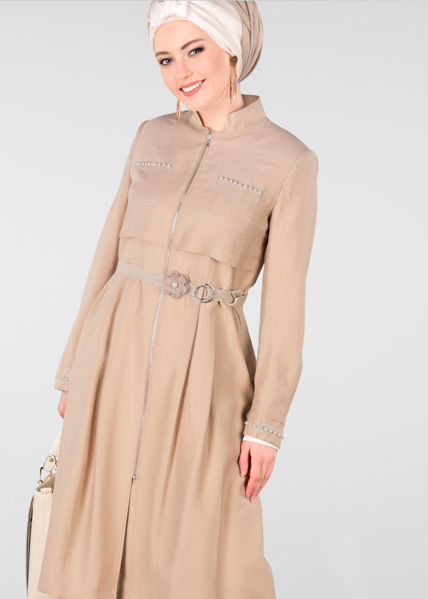 Tesettür giyim BEJ KEMERLİ İNCİ DETAYLI TRENÇKOT 1232