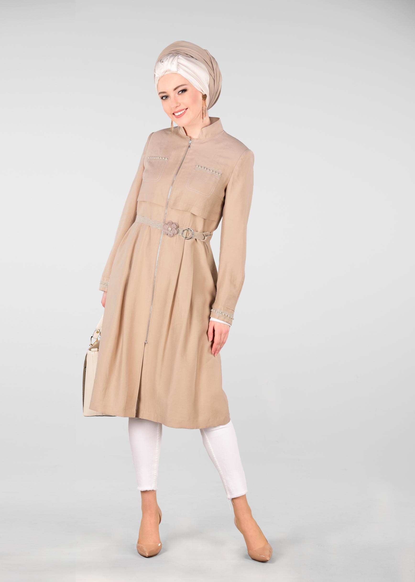 Tesettür giyim BEJ KEMERLİ İNCİ DETAYLI TRENÇKOT 1232
