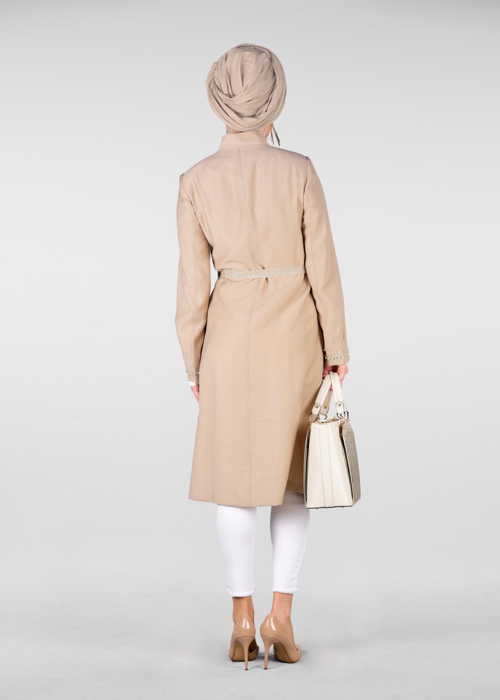 Tesettür giyim BEJ KEMERLİ İNCİ DETAYLI TRENÇKOT 1232