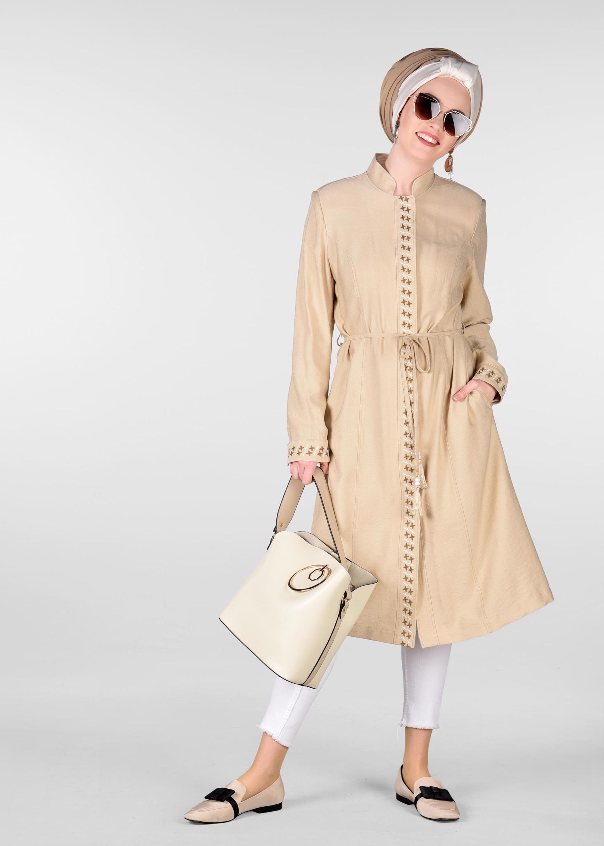 Tesettür giyim BEJ ÖNÜ İŞLEMELİ BELİ BAĞCIKLI TRENÇKOT 1233