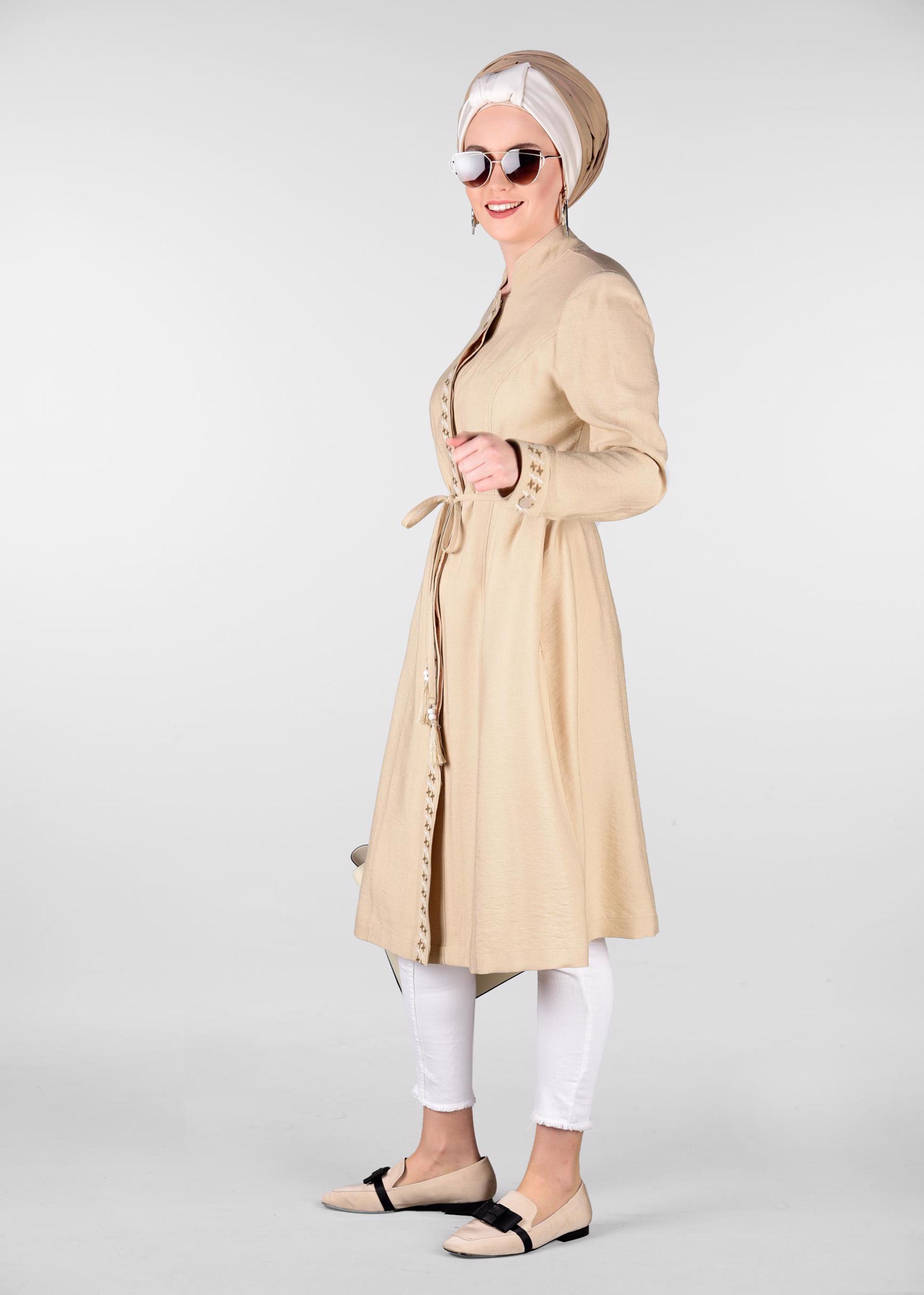 Tesettür giyim BEJ ÖNÜ İŞLEMELİ BELİ BAĞCIKLI TRENÇKOT 1233