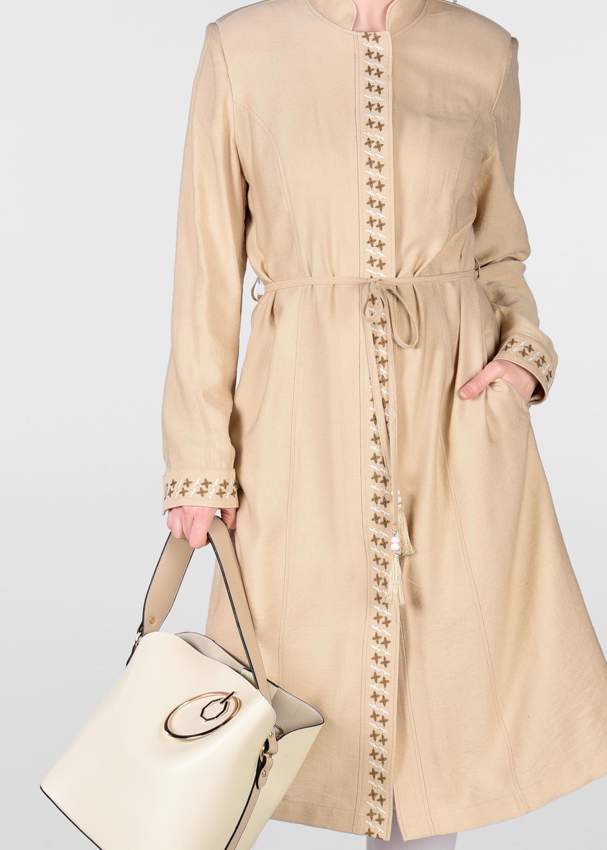 Tesettür giyim BEJ ÖNÜ İŞLEMELİ BELİ BAĞCIKLI TRENÇKOT 1233