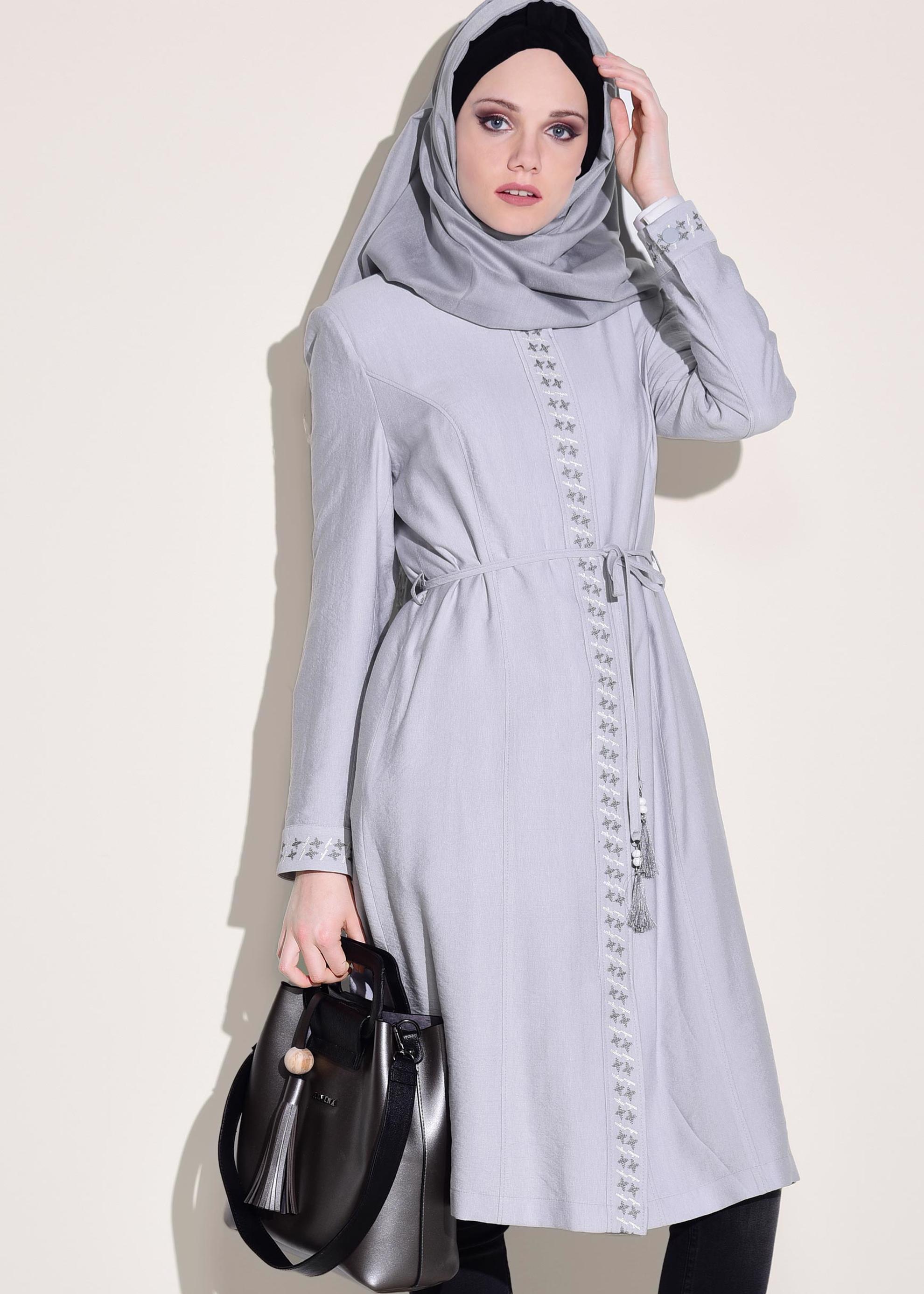 Tesettür giyim GRİ ÖNÜ İŞLEMELİ BELİ BAĞCIKLI TRENÇKOT 1233