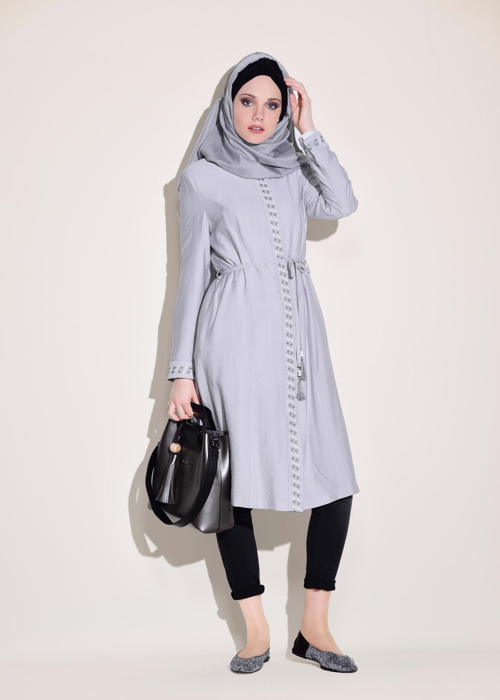 Tesettür giyim GRİ ÖNÜ İŞLEMELİ BELİ BAĞCIKLI TRENÇKOT 1233