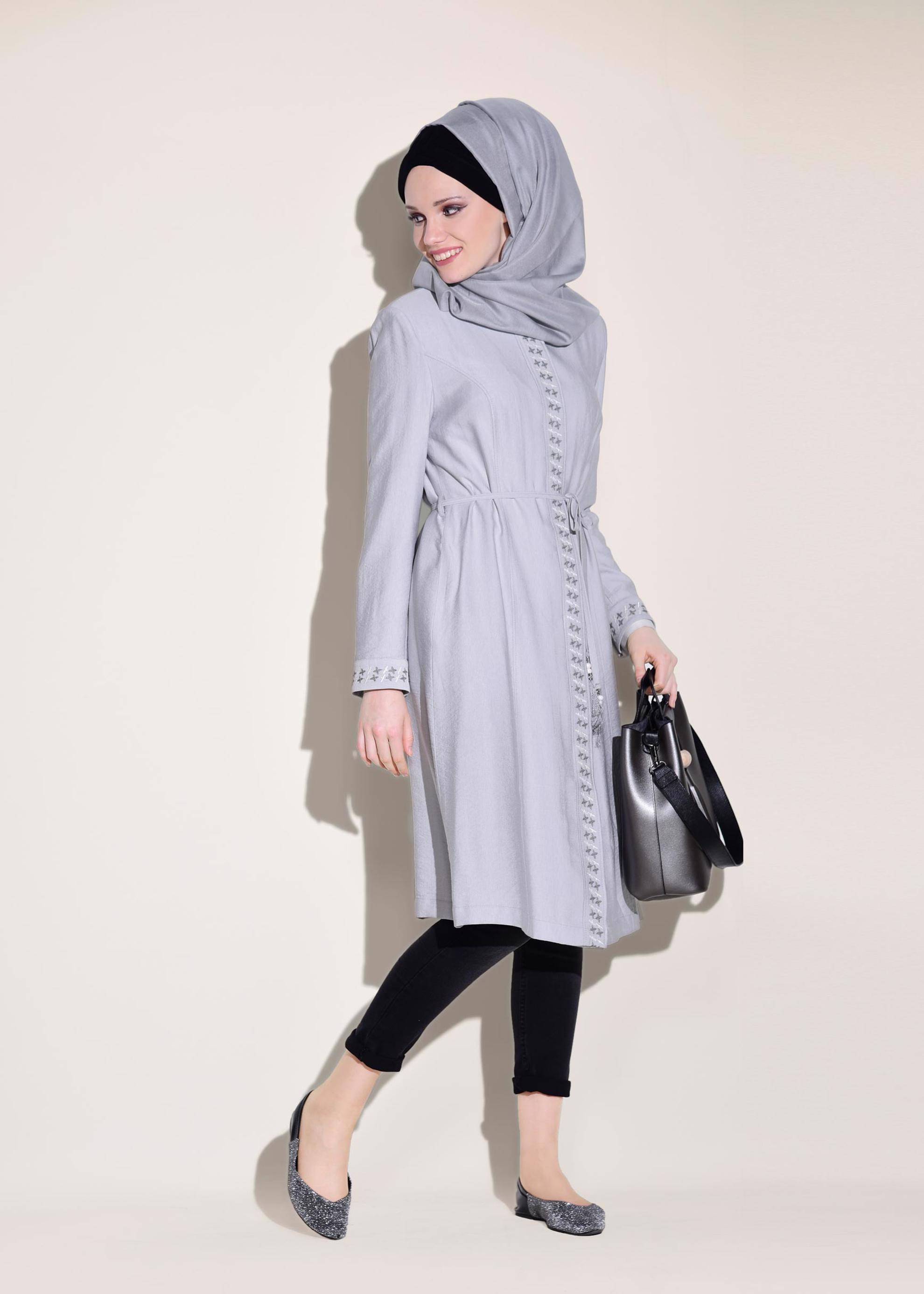 Tesettür giyim GRİ ÖNÜ İŞLEMELİ BELİ BAĞCIKLI TRENÇKOT 1233