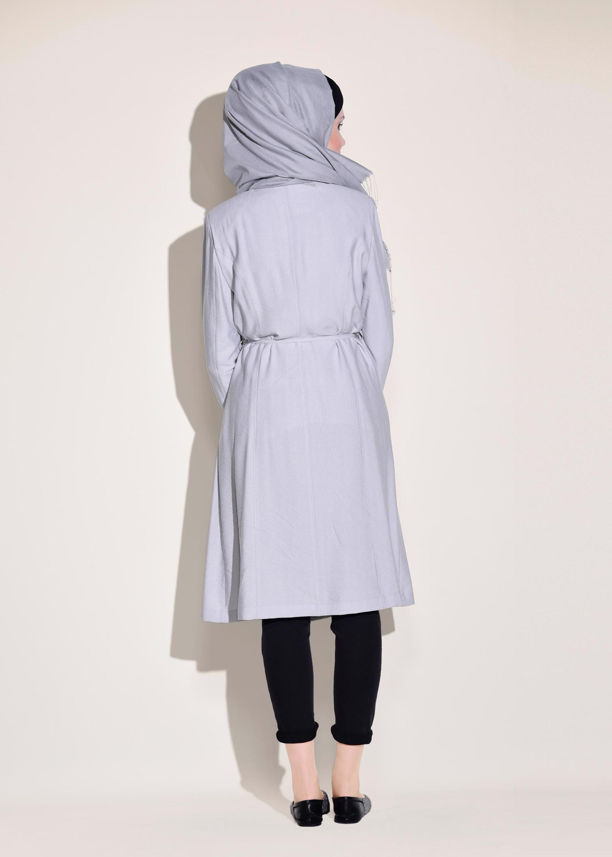 Tesettür giyim GRİ ÖNÜ İŞLEMELİ BELİ BAĞCIKLI TRENÇKOT 1233