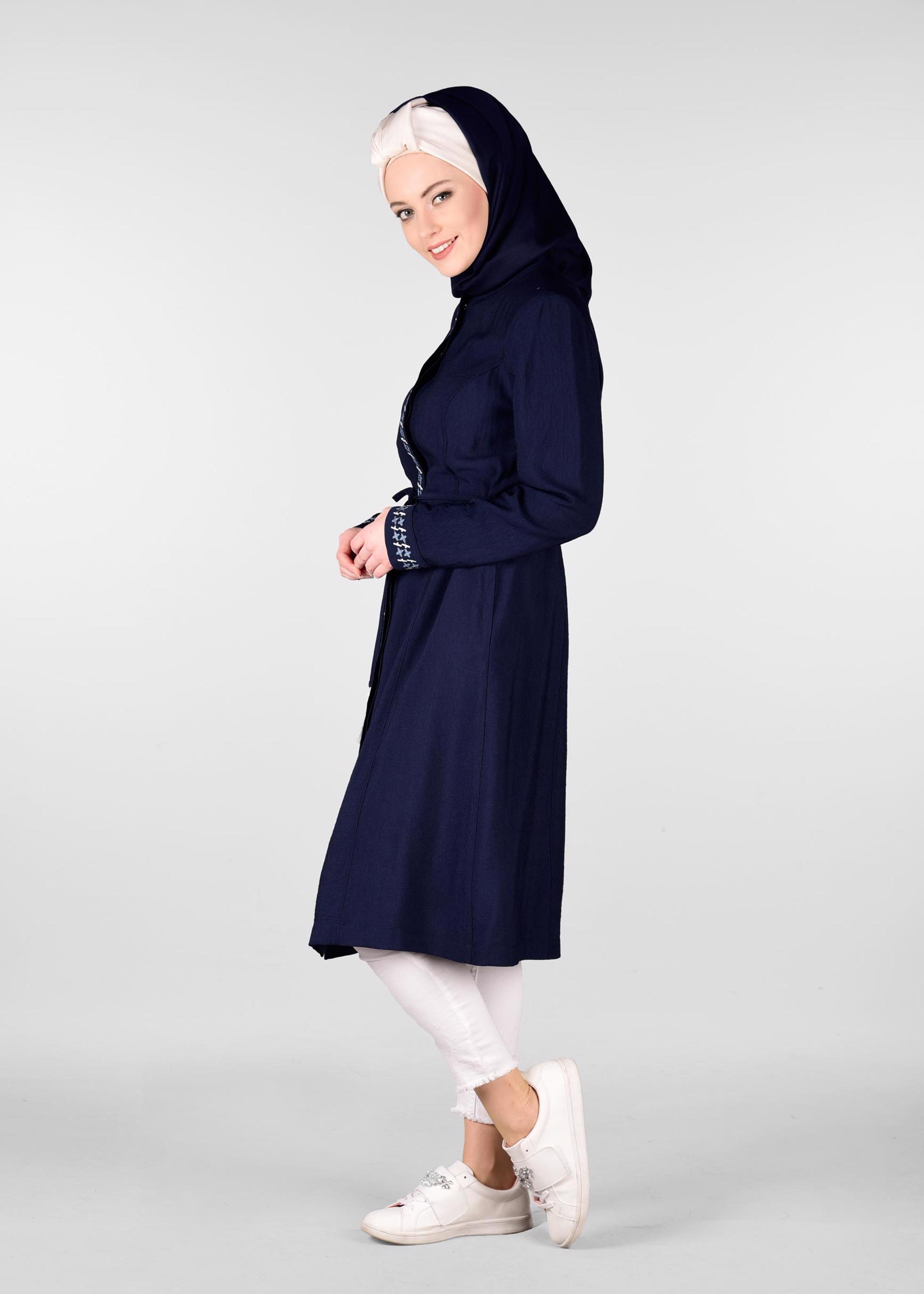 Tesettür giyim LACİVERT ÖNÜ İŞLEMELİ BELİ BAĞCIKLI TRENÇKOT 1233