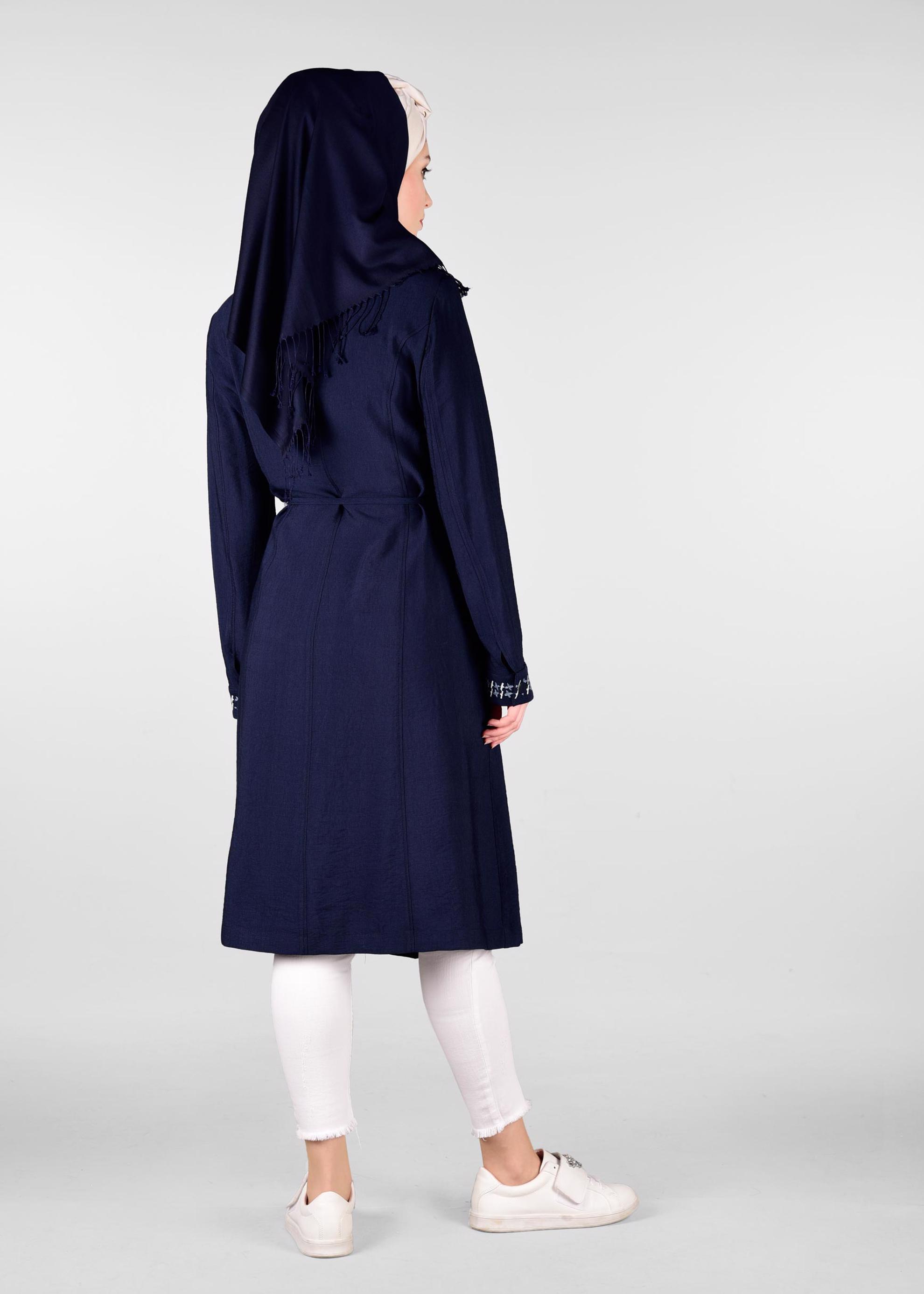 Tesettür giyim LACİVERT ÖNÜ İŞLEMELİ BELİ BAĞCIKLI TRENÇKOT 1233