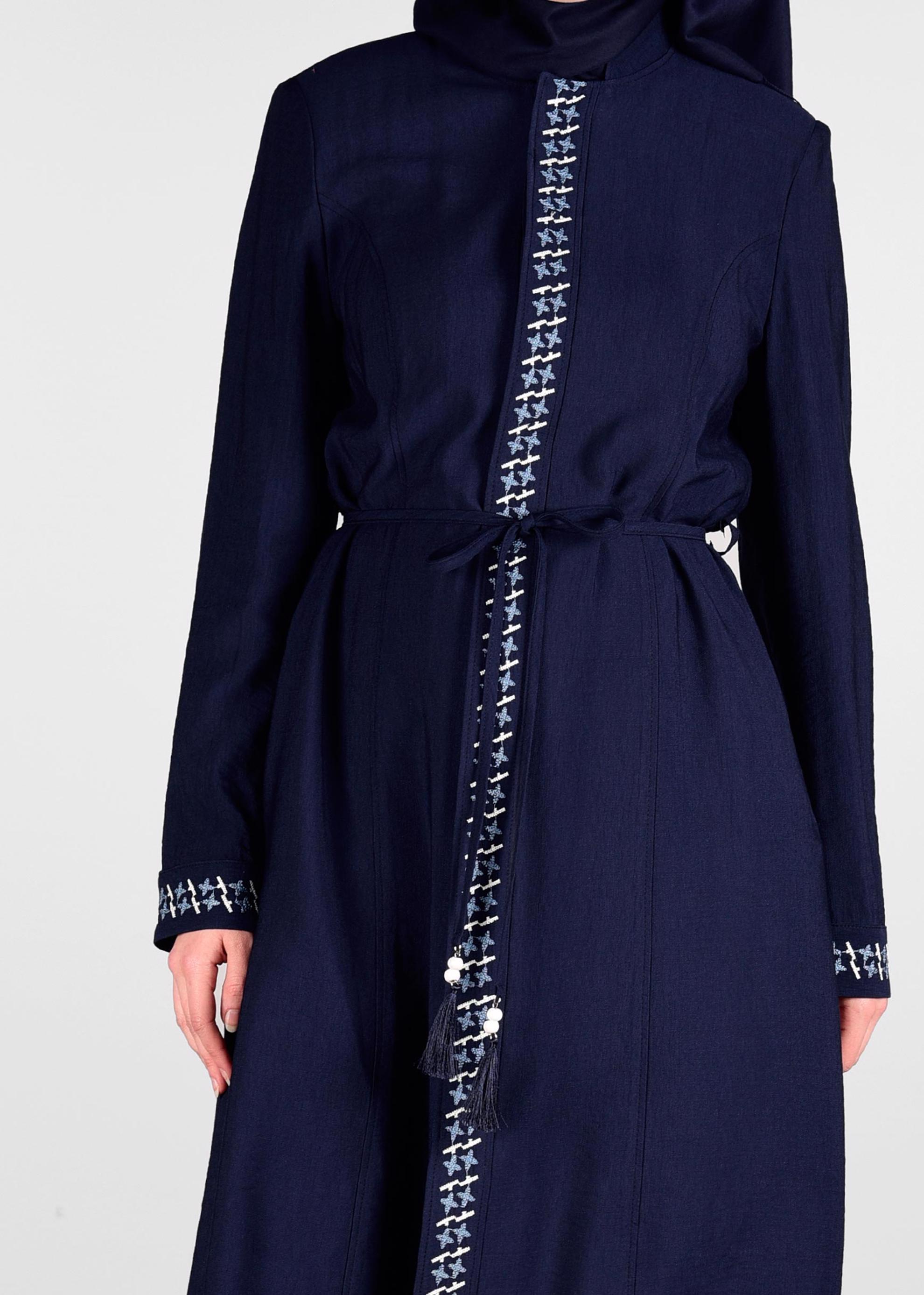 Tesettür giyim LACİVERT ÖNÜ İŞLEMELİ BELİ BAĞCIKLI TRENÇKOT 1233