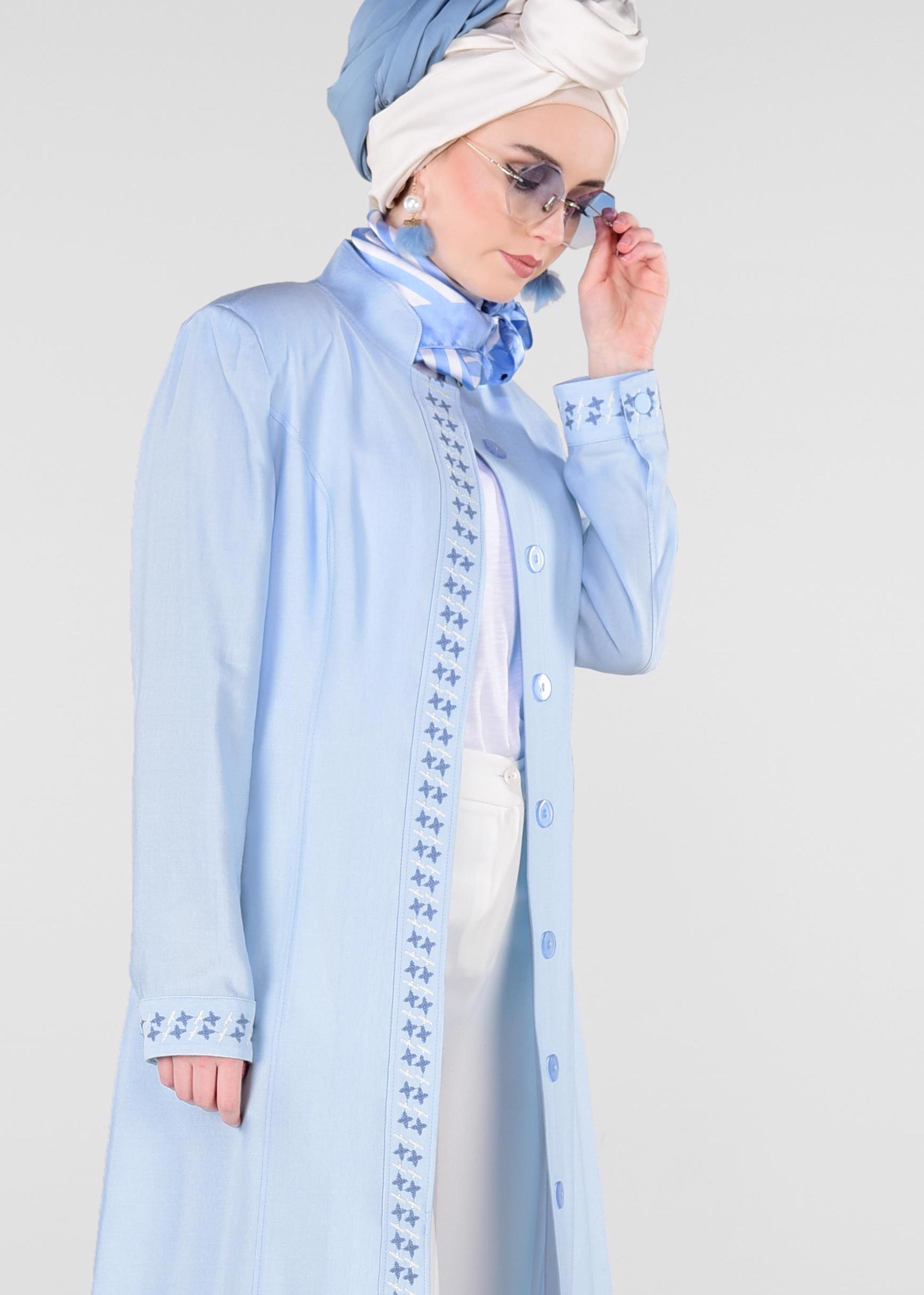 Tesettür giyim MAVİ ÖNÜ İŞLEMELİ BELİ BAĞCIKLI TRENÇKOT 1233