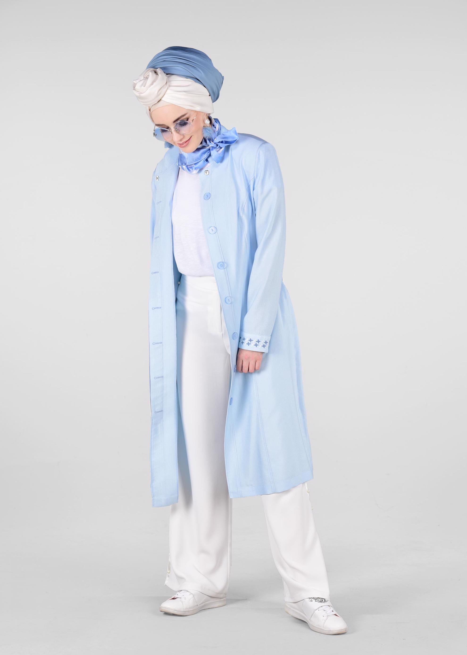 Tesettür giyim MAVİ ÖNÜ İŞLEMELİ BELİ BAĞCIKLI TRENÇKOT 1233