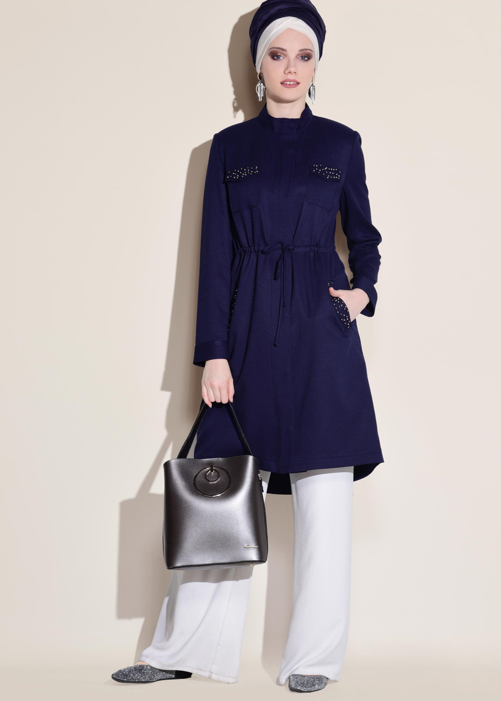 Tesettür giyim LACİVERT HAKİM YAKA BONCUK DETAYLI TRENÇKOT 1239
