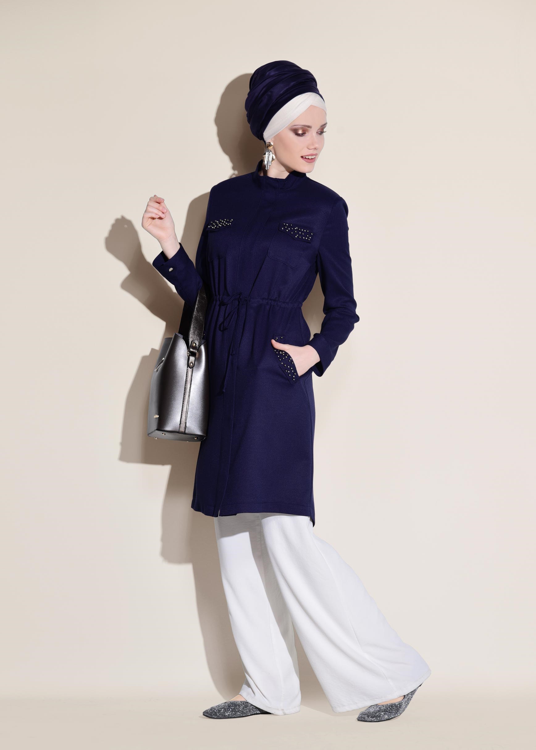 Tesettür giyim LACİVERT HAKİM YAKA BONCUK DETAYLI TRENÇKOT 1239