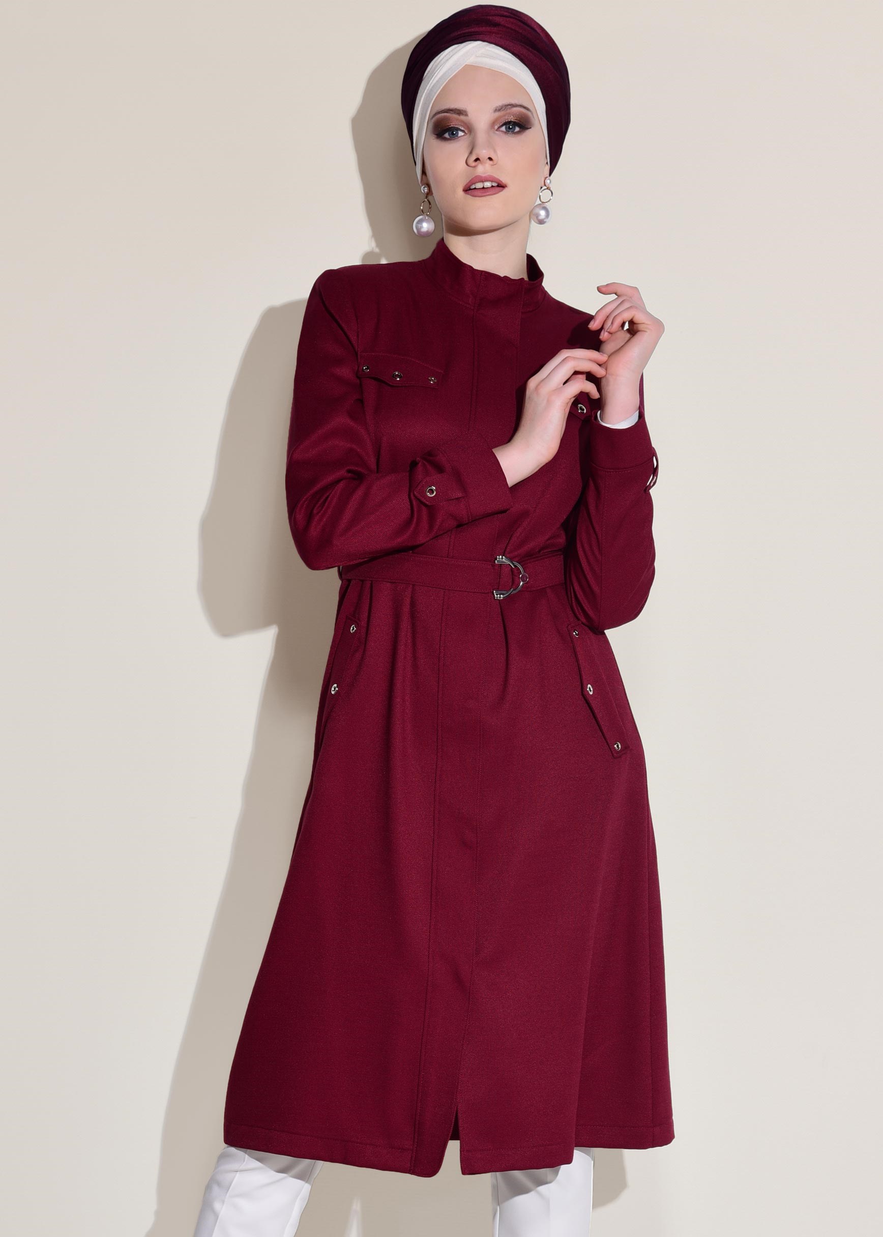 Tesettür giyim BORDO SIRTI NAKIŞLI VE KUŞGÖZÜ DETAYLI TRENÇKOT 1243